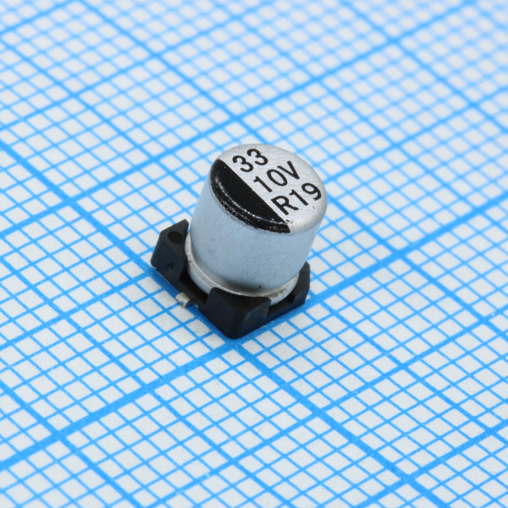 EZV330M10RB - Конденсатор алюминиевый электролитический SMD 33мкФ 10В ±20% (5х5.5)мм 150мА 2000час 105°C лента на катушке