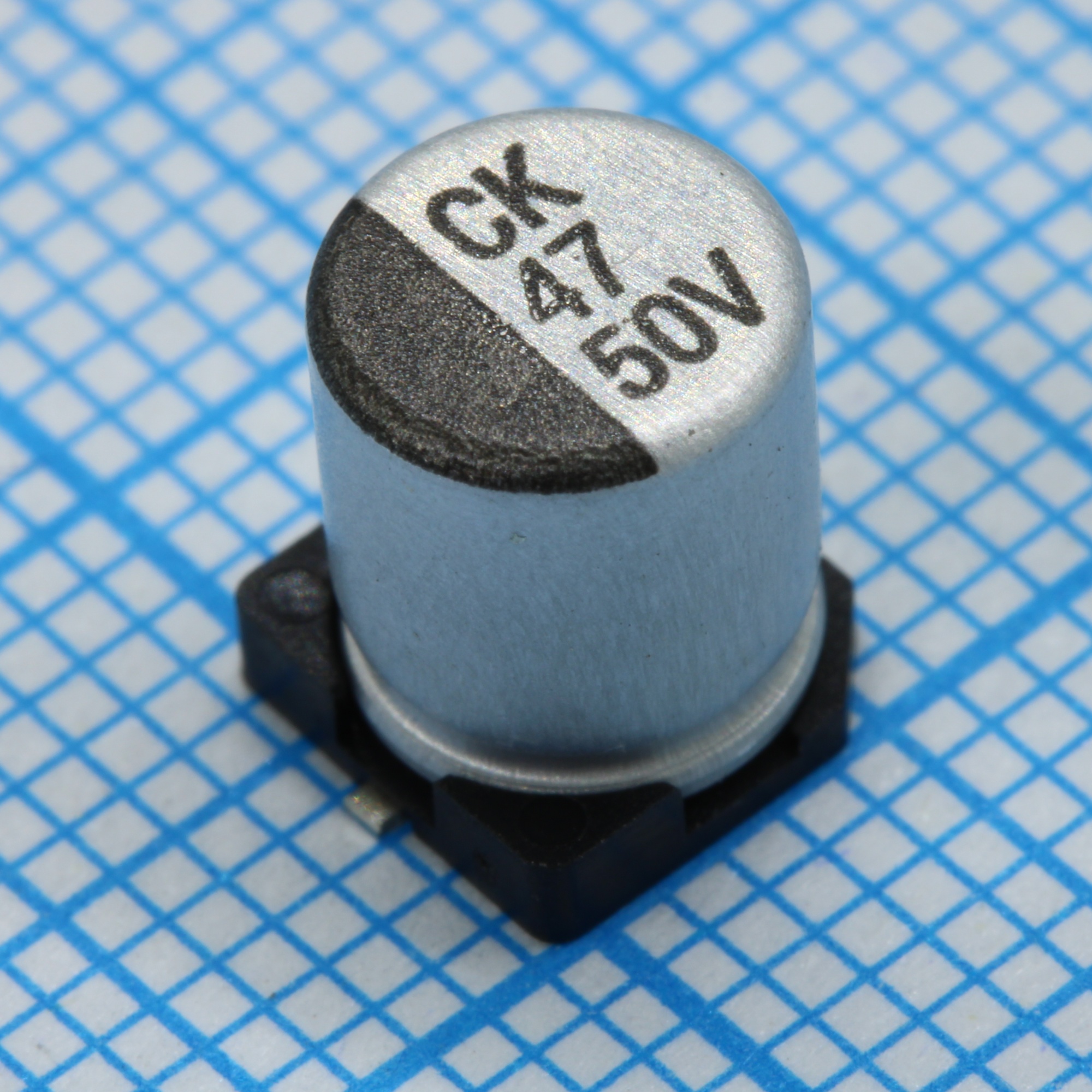 JCK1H470M063077 - Конденсатор алюминиевый электролитический SMD 47мкФ 50В ±20% (6.3х7.7)мм 63мА 1000час 105°C лента на катушке