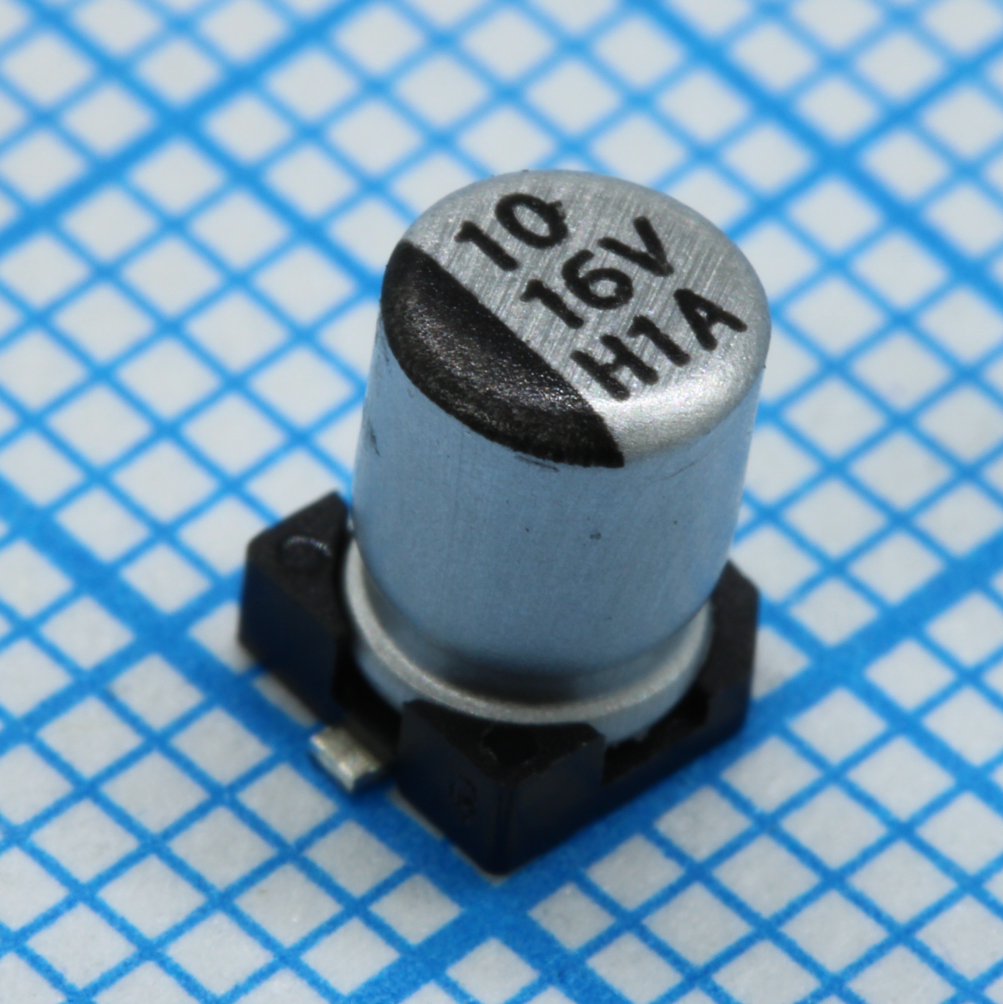 EHV100M16RA - Конденсатор алюминиевый  электролитический 10мкФ 16В ±20% (4 X 5.5мм) для поверхностного монтажа 18мА 2000час 105°С лента на катушке