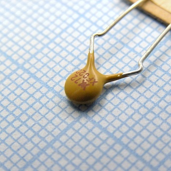 RXEF020-2 - Самовосстанавливающийся предохранитель PTC 0.2A(hold) 0.4A(trip) 72V 40A 0.41W 2.2s 1.83Ohm, радиальные выводы, 7.4 X 3 X 11.7mm, лента в катушке