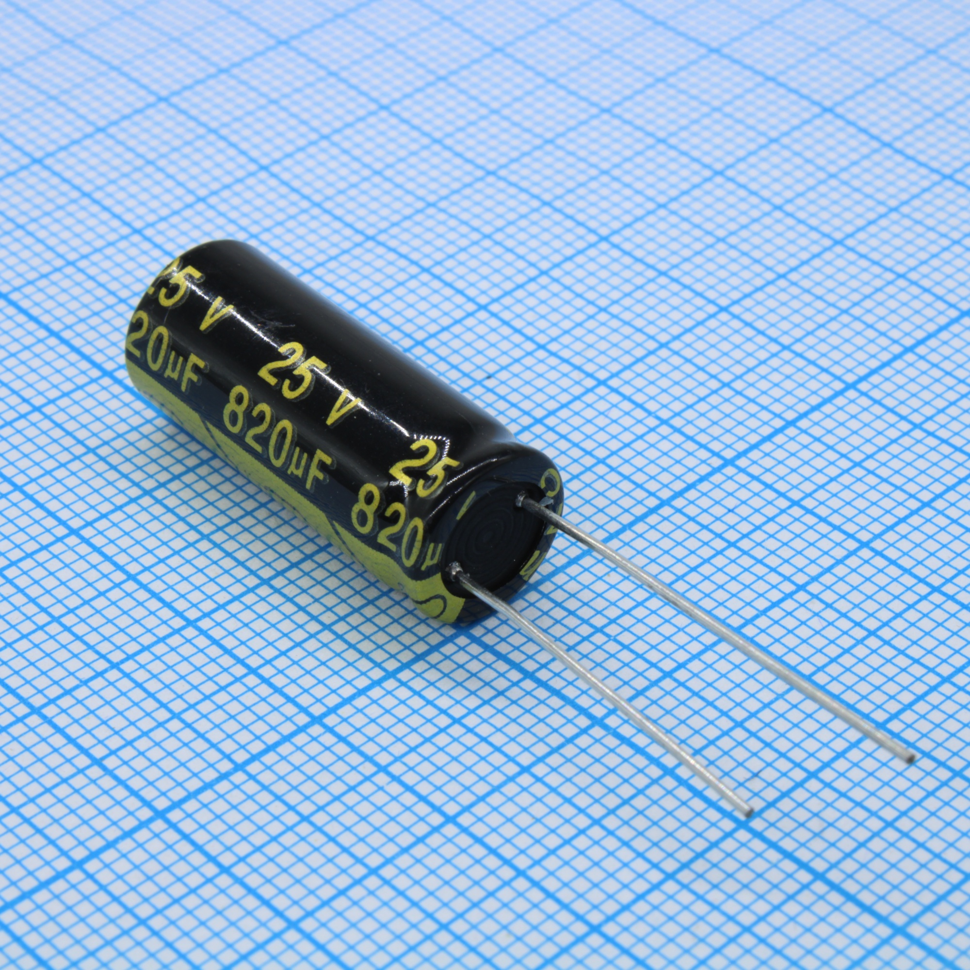 TS13DJ1E821MSB0B0R - Конденсатор радиальный алюминиевый 820мкФ 25В ±20%