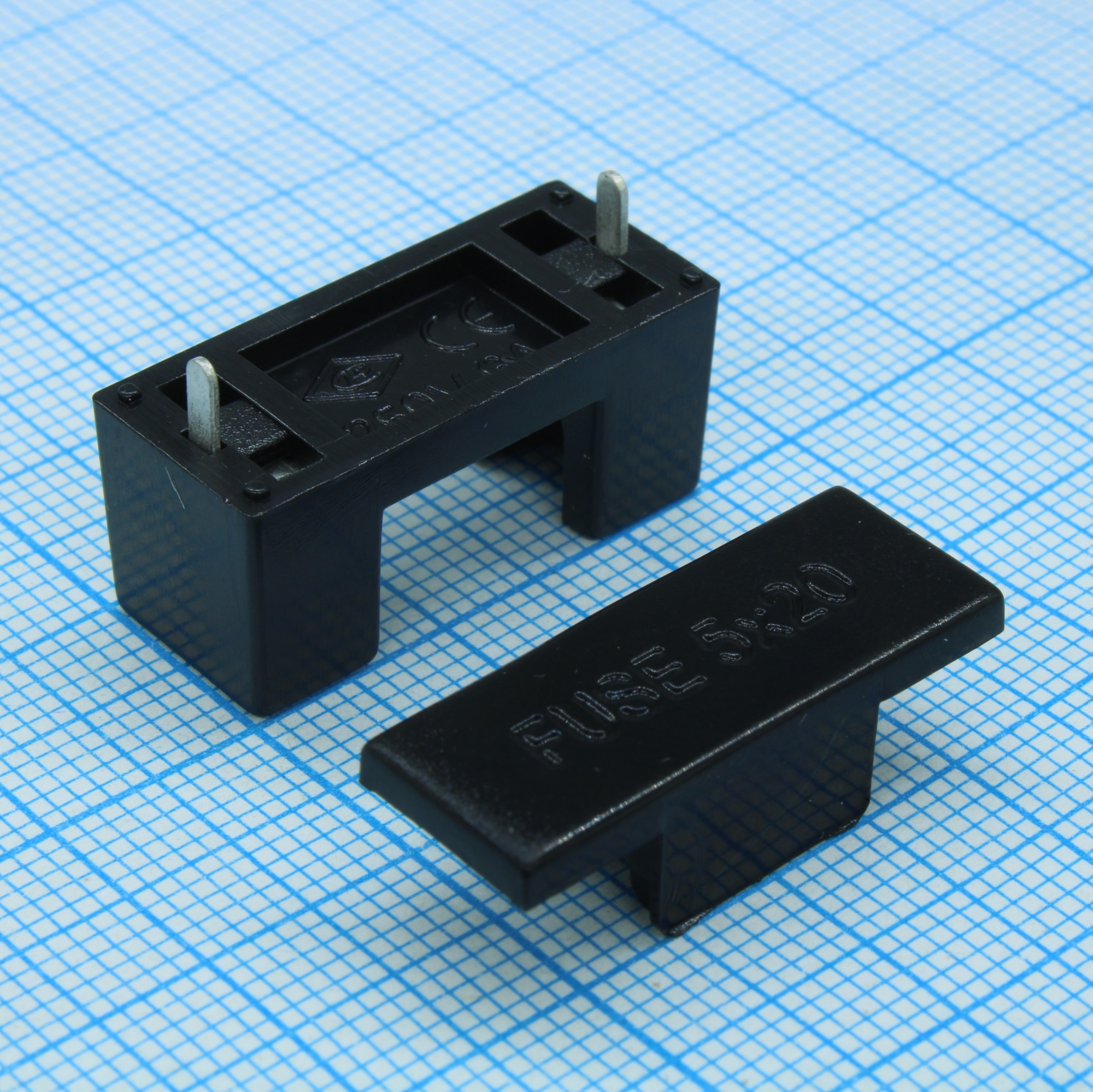 L-KLS5-242 - Держатель под предохранитель 5.2х20мм (с крышкой)