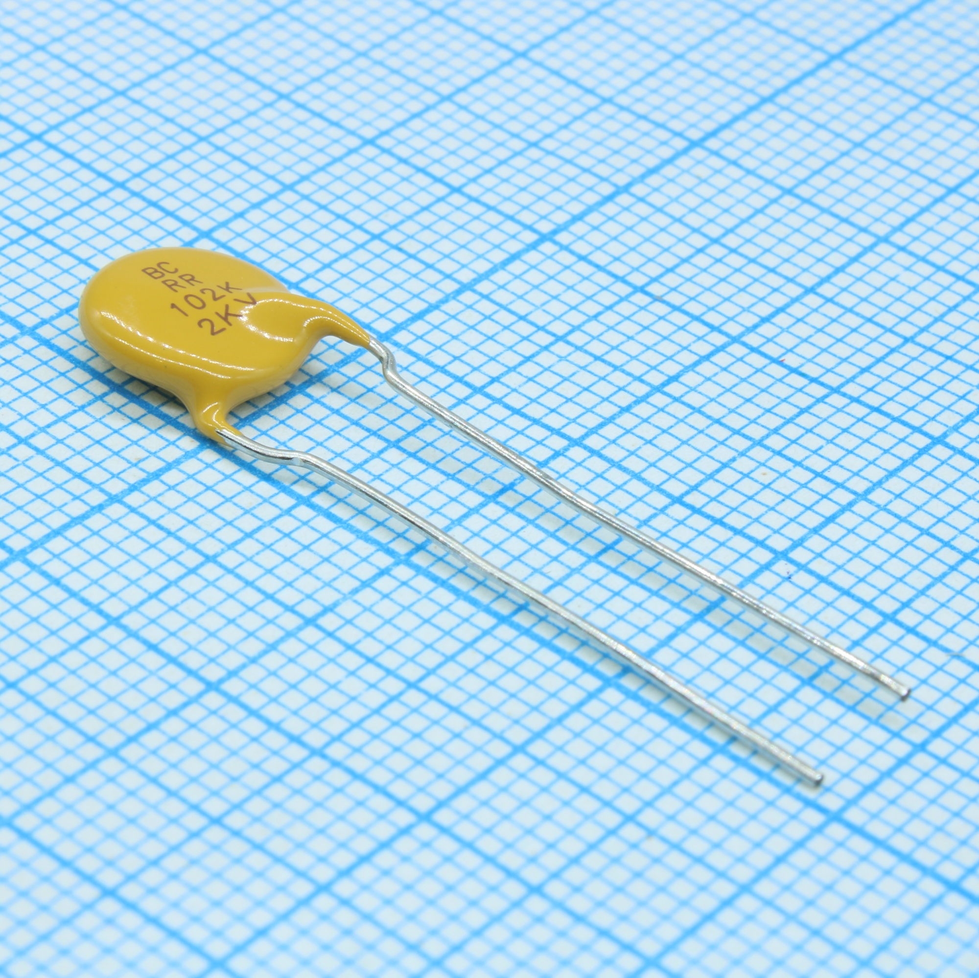 F102K43Y5RP6UK5R - Конденсатор керамический 10001пФ 2000В Y5R ±10% (11 X 5мм) радиальный дисковый шаг 5мм 125°C лента в коробке