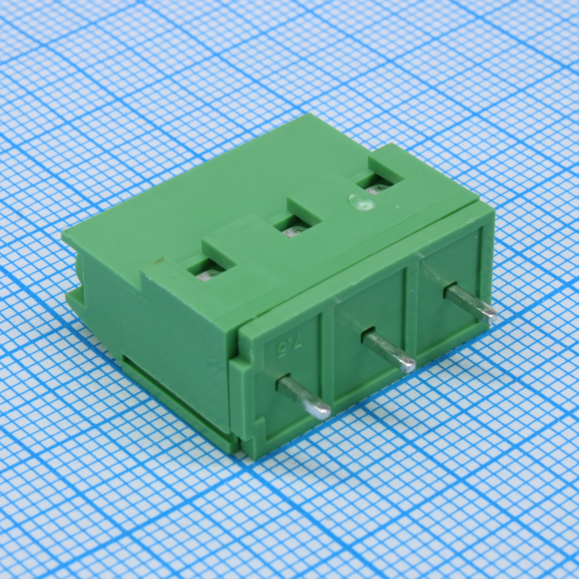 DG129-7.5-03P-14-00A(H) - Винтовой клеммный блок c рельефной обоймой, 2 контакта шаг 7.5мм зеленый