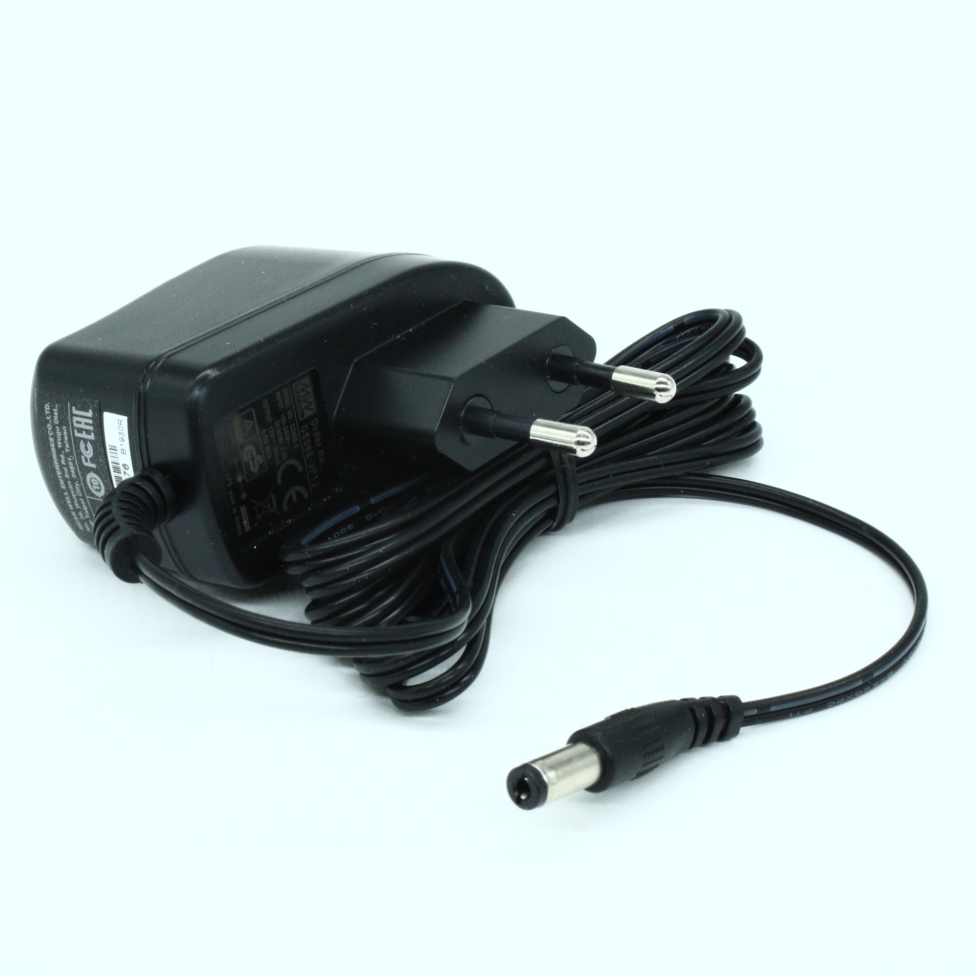 GS06E-3P1J - AC-DC,  6Вт, сетевой адаптер, выход 12В/0.5А, вход 90...264В AC, 47...63 Гц, 135...370B DC, изоляция 3000B AC, 32x66x42.5мм, 0...+50°С, евровилка