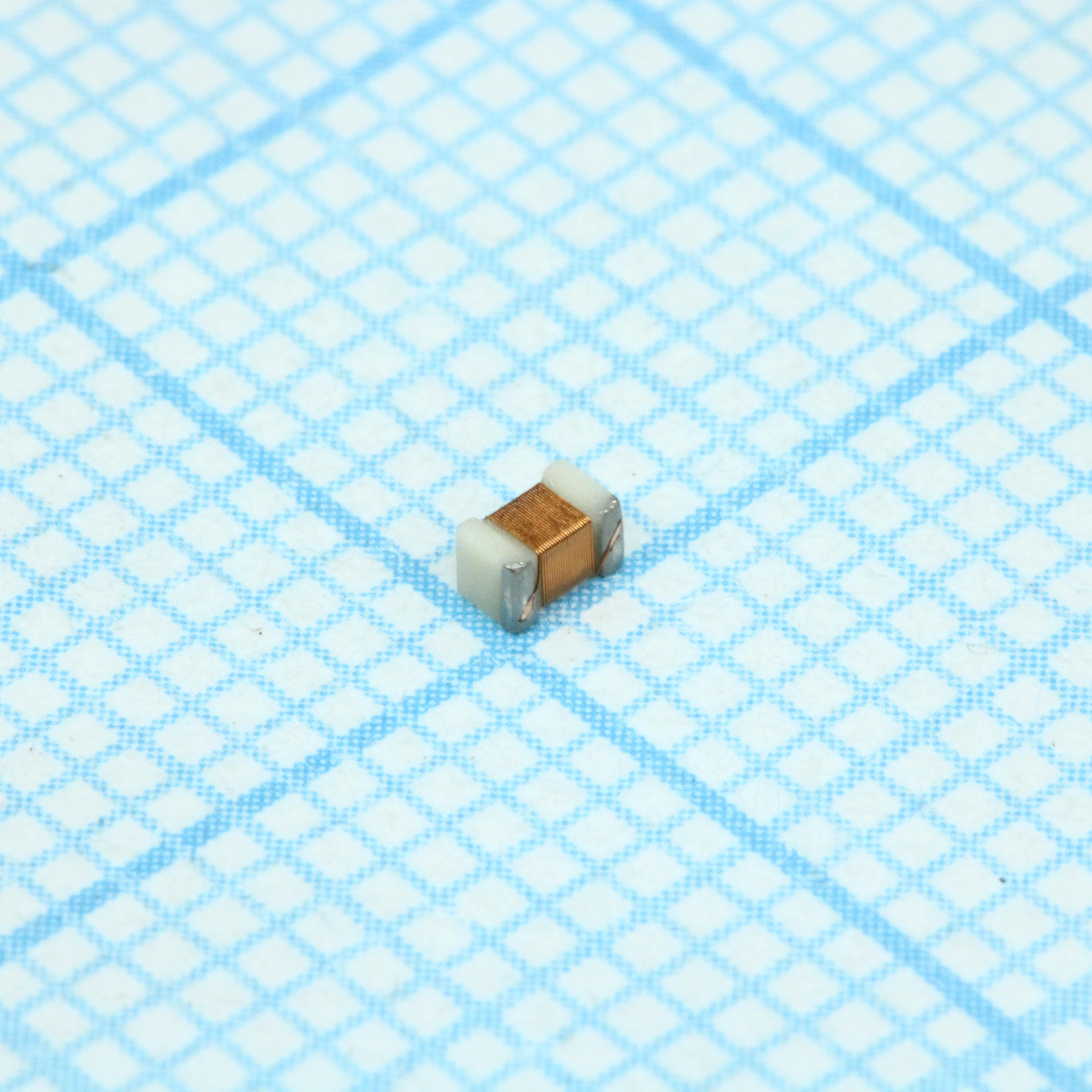 B82498B3471J - Чип-индуктивность на керамике 0805 470нГн ±5% 100МГц 35Q-фактор 115мА 2.4Ом лента на катушке