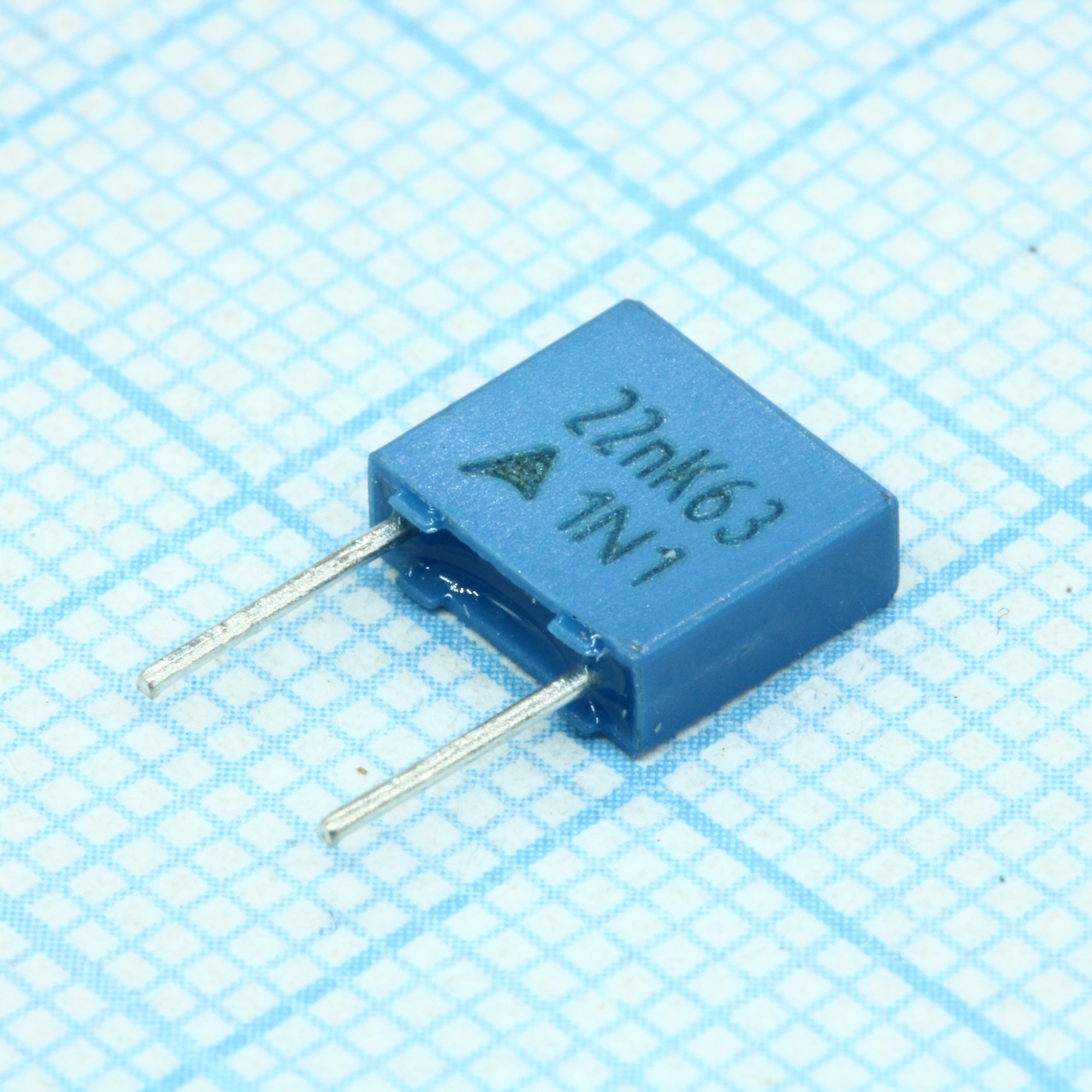 B32529C0223K - Конденсатор металлоплёночный полиэтилентерефталатный 0.022мкФ 63В ±10% (7.3х2.5х6.5мм) шаг выводов 5мм 125°С автомобильного применения россыпь