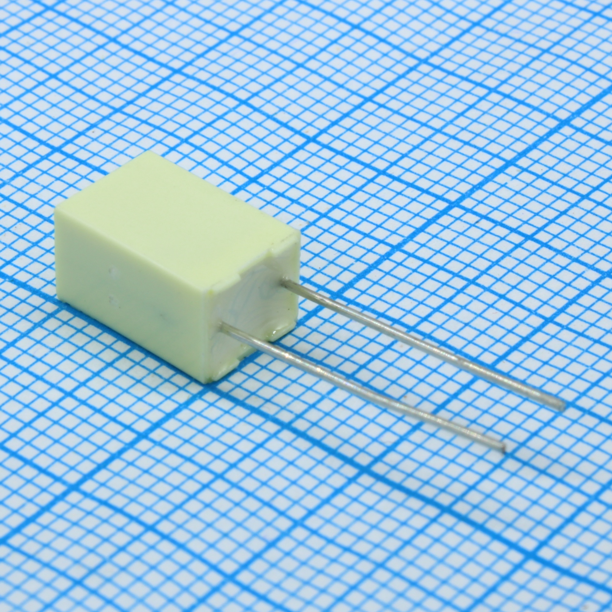 R82EC4100DQ70J - Конденсатор металлоплёночный полиэтилентерефталатный 1мкФ 100В ±5% (7.2х6х11мм) шаг выводов 5мм 105°С автомобильного применения