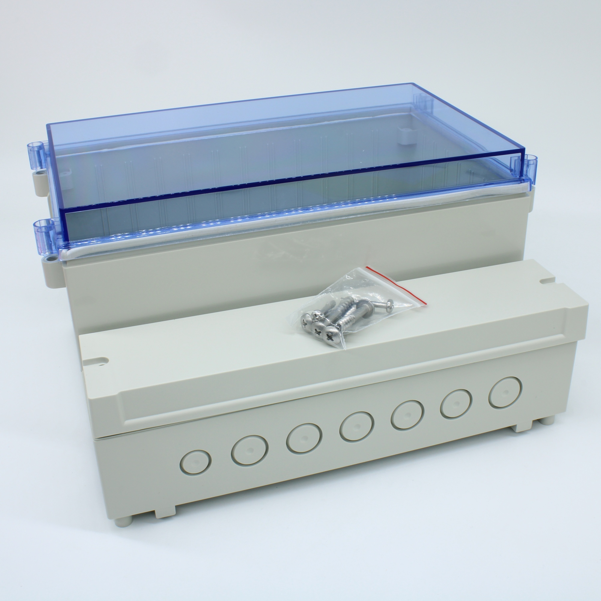 DC007CBUNO - Двухсекционный корпус IP65 с прозрачной синей крышкой на винтах, база ABS светло-серая, крышка из поликарбоната
