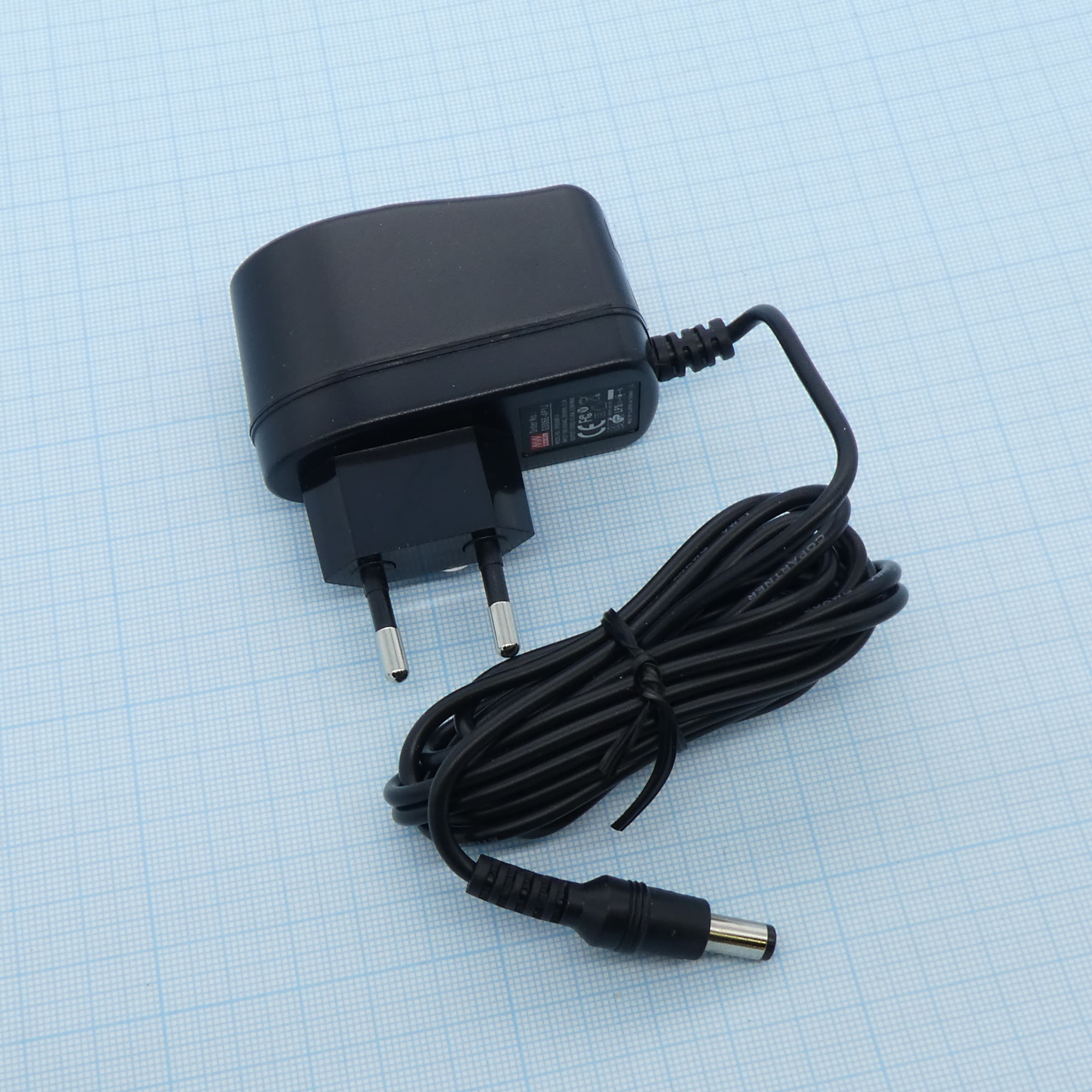 GS06E-4P1J - AC-DC,  6Вт, сетевой адаптер, выход 15В/0.4А, вход 90...264В AC, 47...63 Гц, 135...370B DC, изоляция 3000B AC, 32x66x42.5мм, 0...+50°С, евровилка