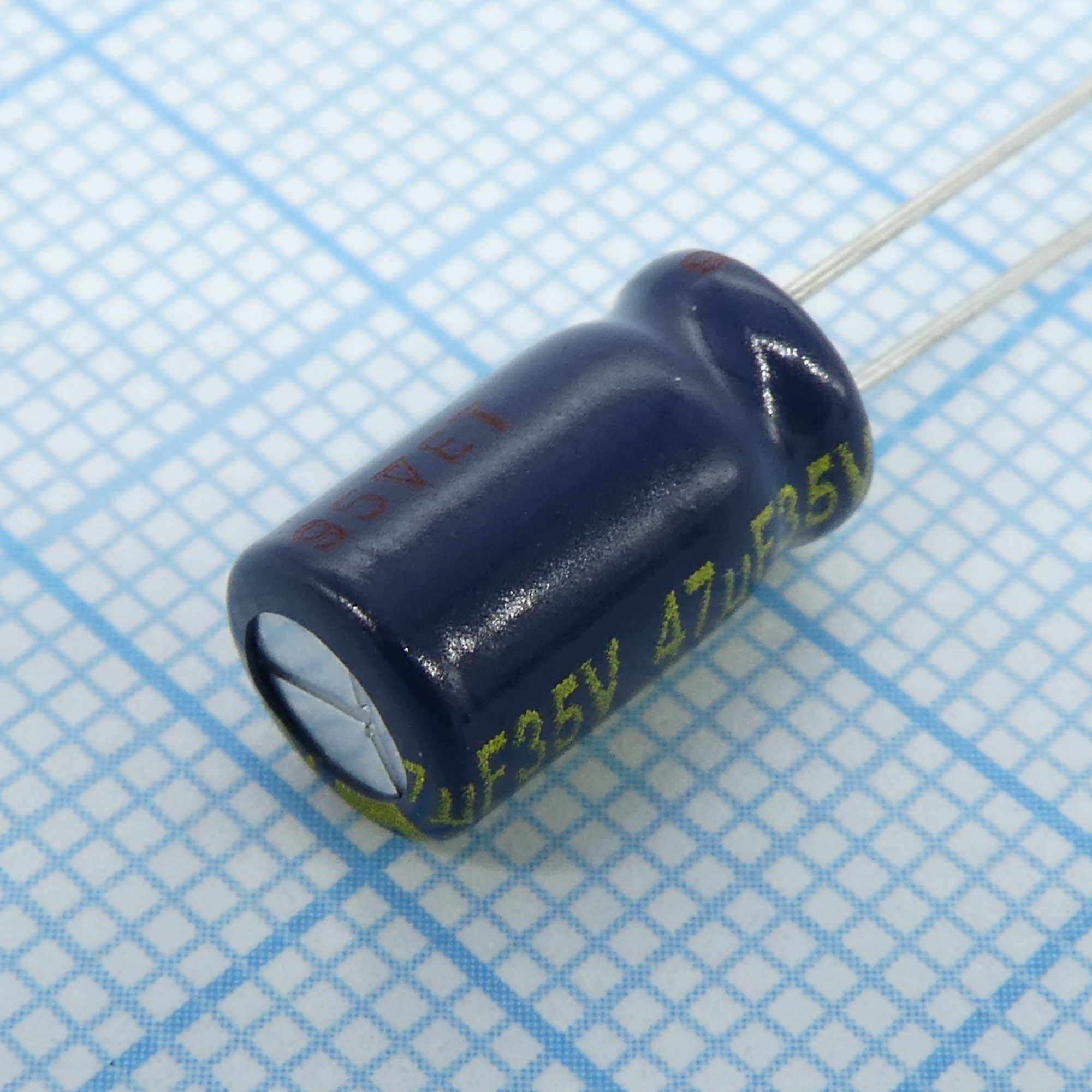 EEUFC1V470 - Конденсатор радиальный алюминиевый 35В 47мкФ (6.3*11mm) 290mA 1000часов 105°C