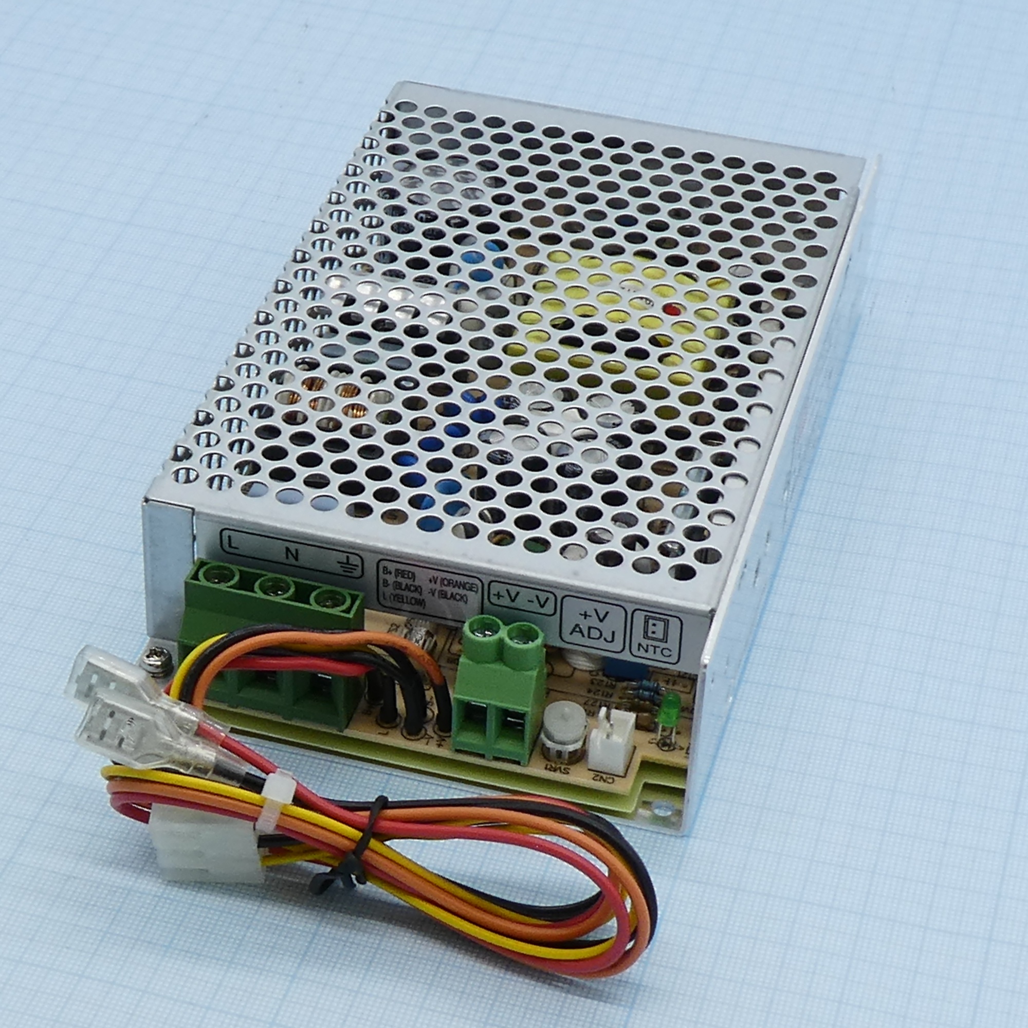 SCP-75-12 - AC-DC с функцией UPS, 75Вт, вход 85…264В AC, 47…63Гц /120…370В DC, выход 13.8В/0…5.4A, рег. вых=13.1…15.9В, изоляция 3000В AC, в кожухе 159х97х38мм, -20…+60°С.