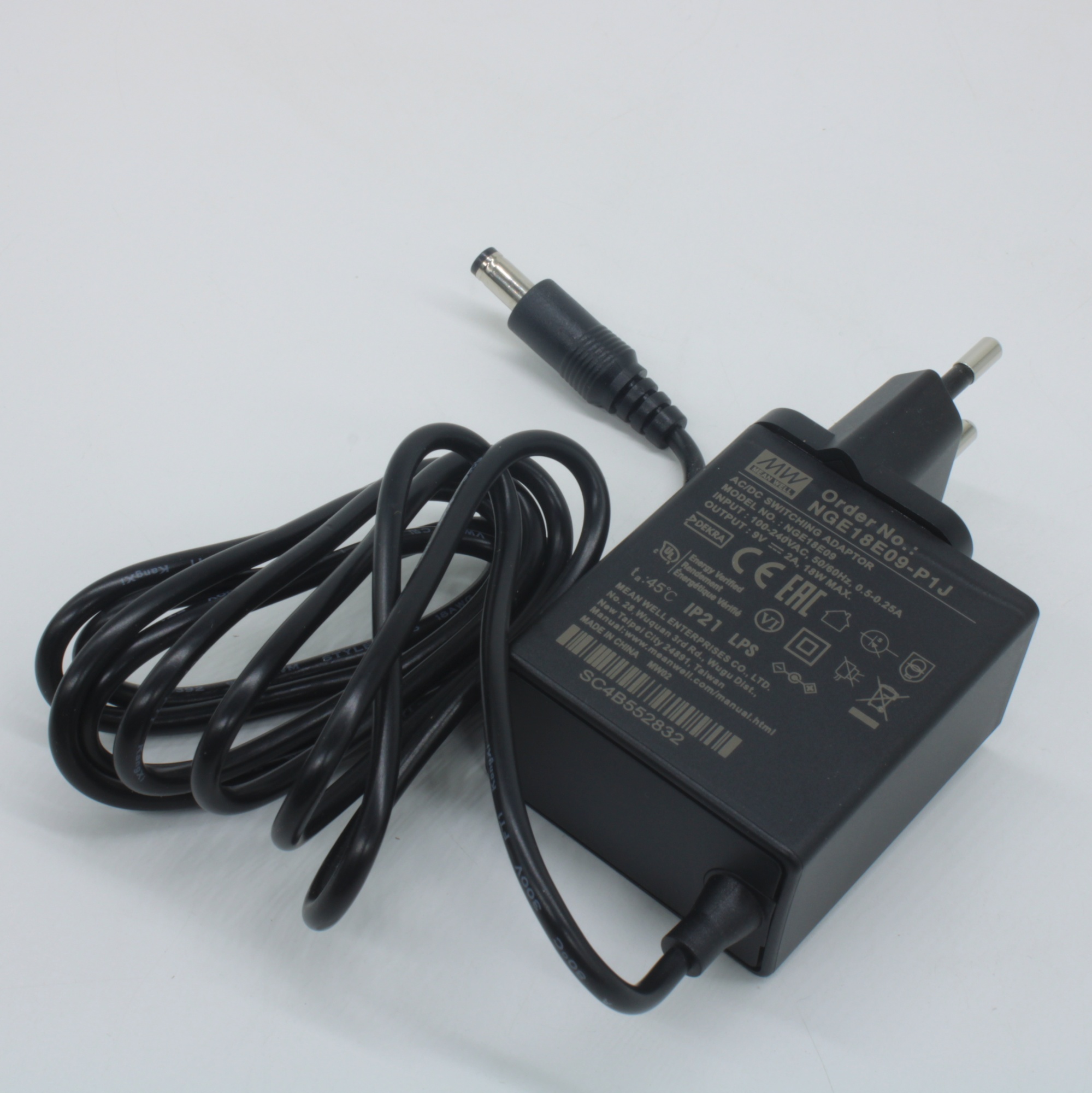 NGE18E09-P1J - AC-DC, 18Вт, сетевой адаптер, выход 9В/2А, вход 80...264В AC, 47...63 Гц, изоляция 4000B DC, 2xMOPP, 48x28*x55мм, -30...+70C, евровилка, выходной разъем 11мм, диам. 5.5х2.1мм