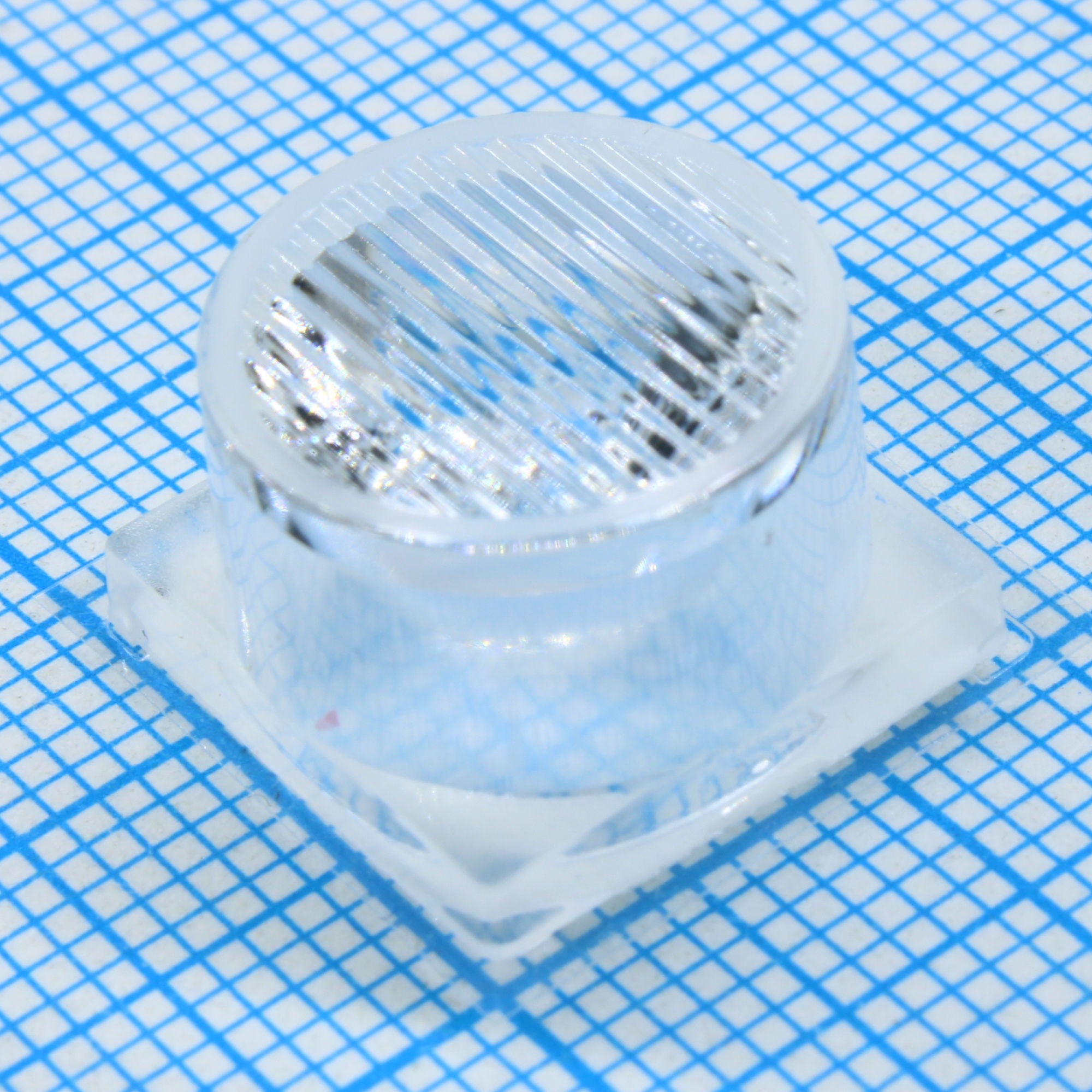 AVE14D9H1550G - Линза с клеевой основой для светодиода 3535/3030,  ~15°x50°,  14x14mm  H:8,7mm, PMMA