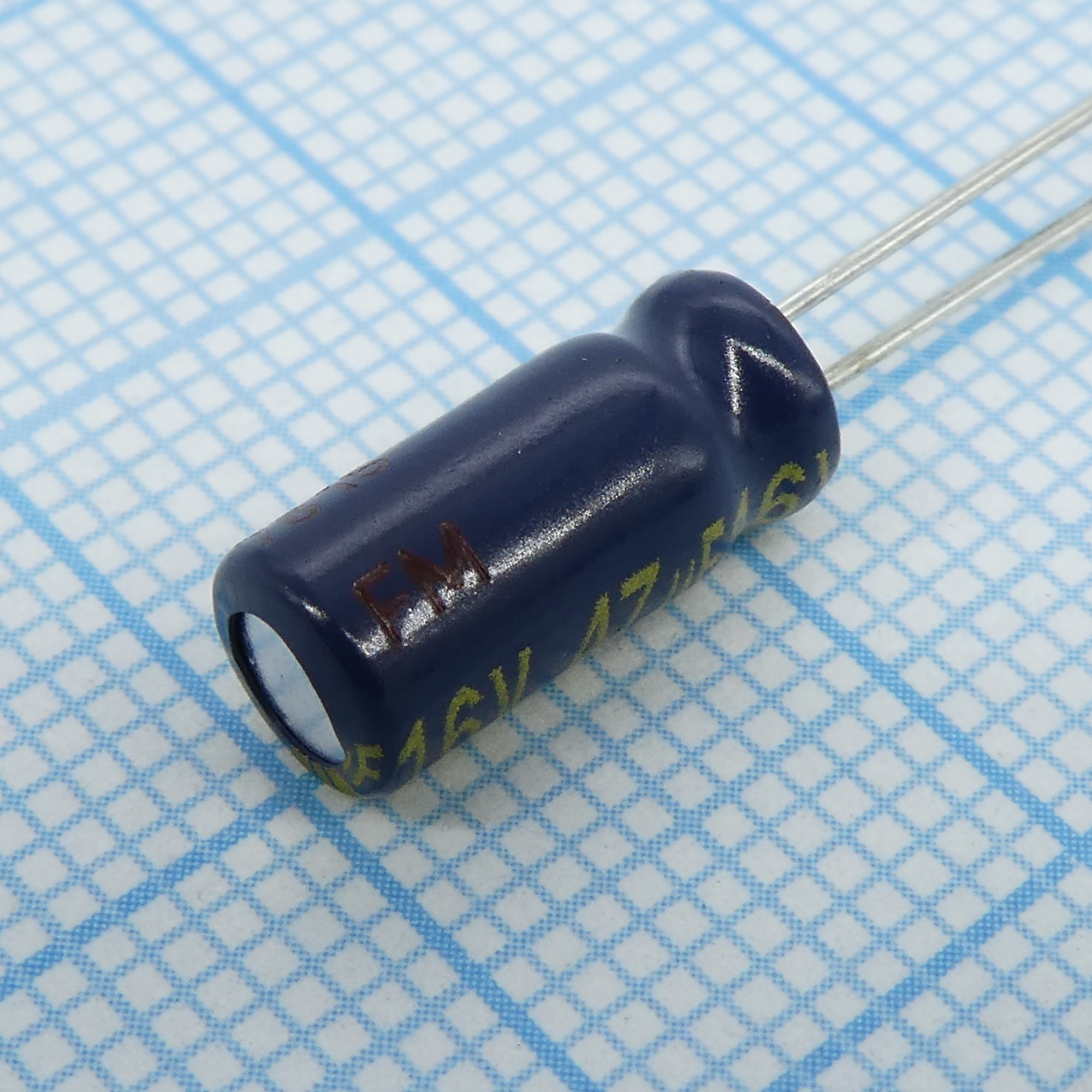 EEUFC1C470 - Конденсатор радиальный миниатюрный 47мкФ 16В ±20% 5*11 105°