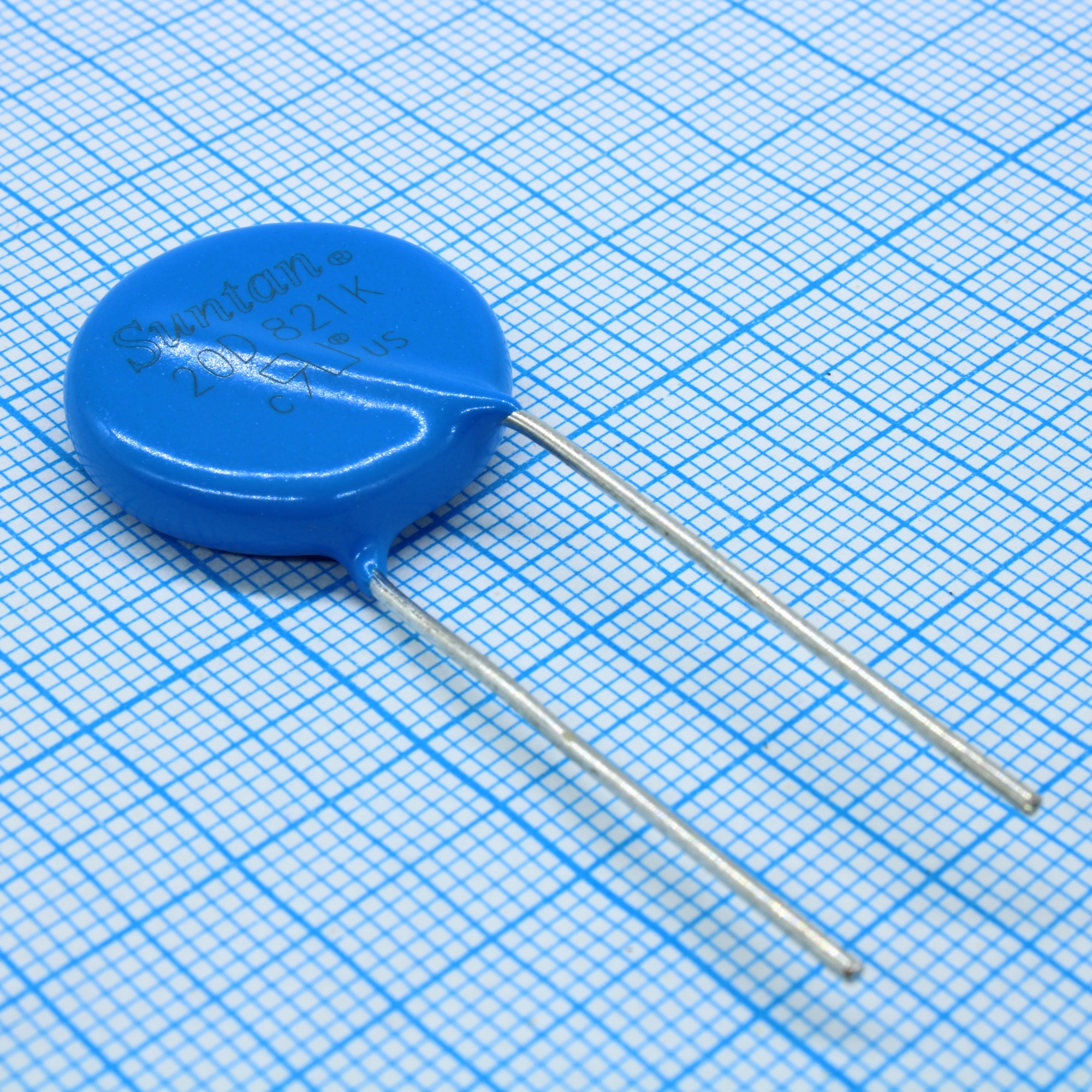 TSV20D821K - Варистор 510Vac/670Vdc, 6500A, 820V(1mA), 1W, прямые радиальные выводы, шаг 10мм, россыпь