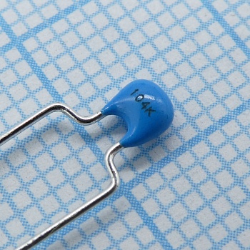 RDER71H104K0M1H03A - Конденсатор керамический 0.1мкФ 50В X7R ±10% радиальный 5мм 125°C лента в коробке