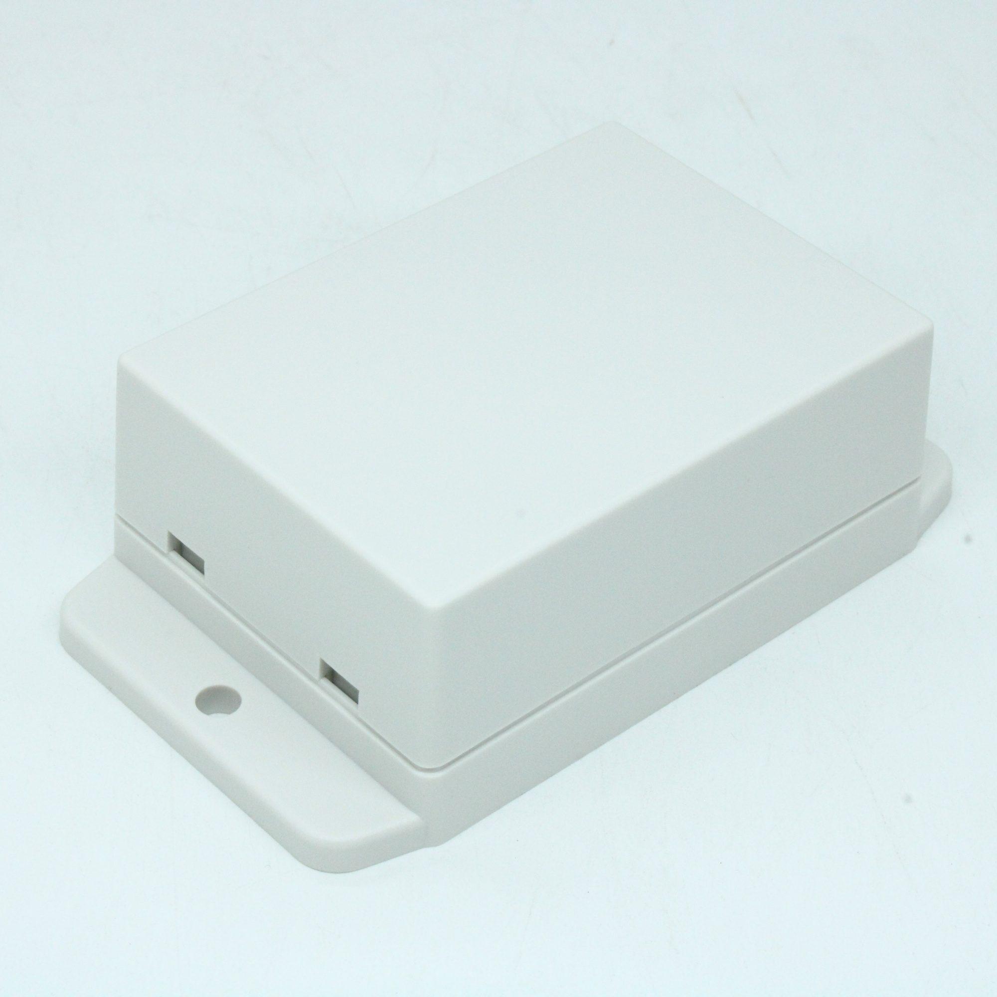 NUB705029WH - Пластиковый корпус белого цвета из высокопрочного пластика с фланцами