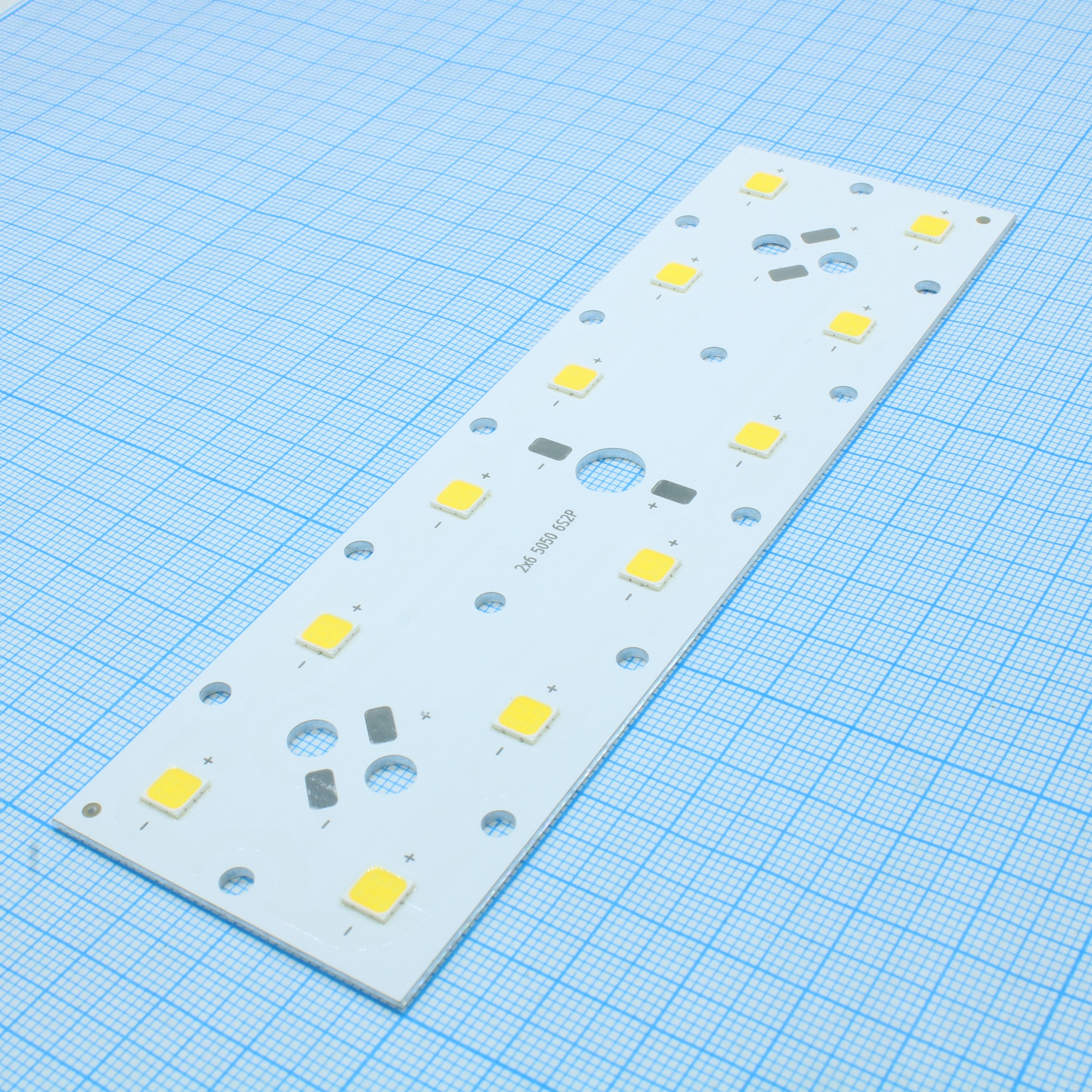 Светодиодный модуль 2x6 5050 6S2P 2700K - Светодиодный модуль 2x6; светодиоды Hongli 5050; схема - 2 параллельных цепочки по 6шт последовательно; CCT=2700K; Uп=39В при 700мА (27Вт), расчетный световой поток 4500лм при 700мА; CRI=80; 120°;  размер: 145x43x