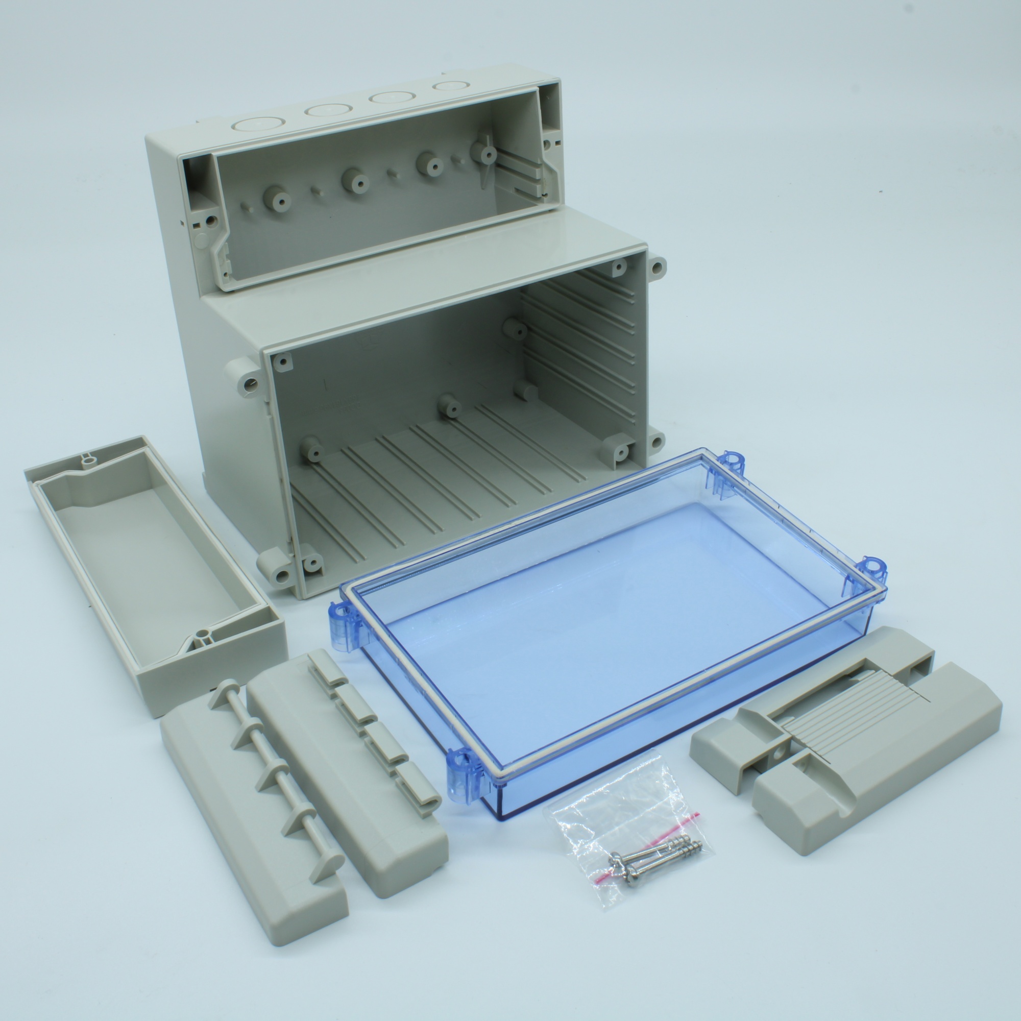 DC003CBU - Двухсекционный корпус IP65 с откидной прозрачной синей крышкой, база ABS светло-серая, крышка из поликарбоната