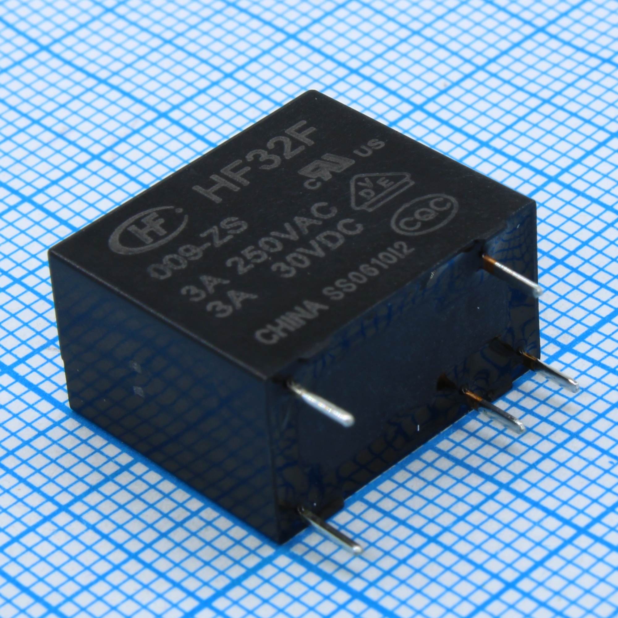 HF32F/009-ZS - Реле силовое, 3А SPDT (одна контактная группа на переключение) катушка 9В