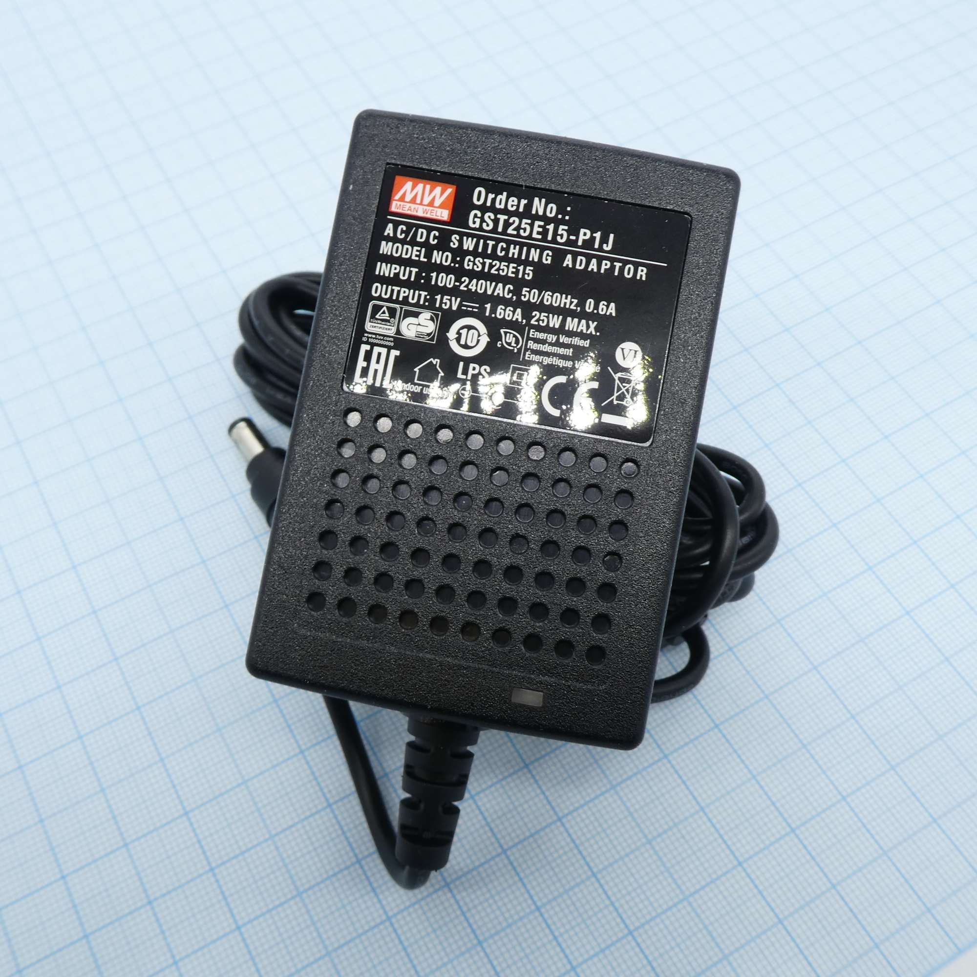 GST25E15-P1J - AC-DC, 25Вт, вход 85...264B AC 47...63 Гц,, выход 15B/1.66A, изоляция 3000В AC, 79x54x33мм, -30...+70°С, выходной разъем 11, диам. 5.5х2.1мм