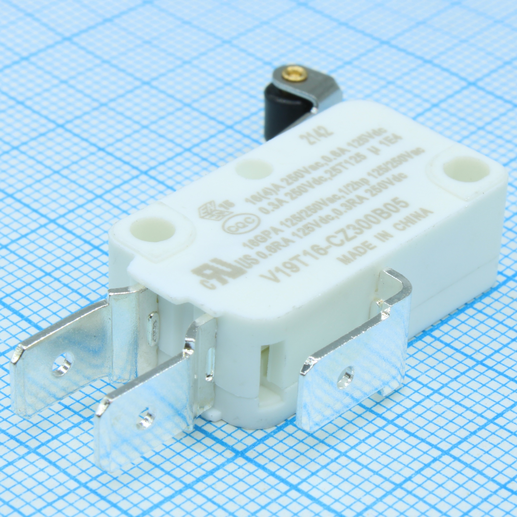 V19T16-CZ300B05 - микропереключатель SPDT 250В 16А короткая лапка с роликом фастон 6,3мм  2.94Н