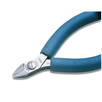 532N - Абсолютно плоский срез, высококачественная инструментальная сталь, электростатически безопасны. Режущие стороны для универсального использования. Только для мягких проводов. Перекусывает: проволока средней жесткости – 0,8 мм, Cu – 1,6 мм; 115 мм, 6