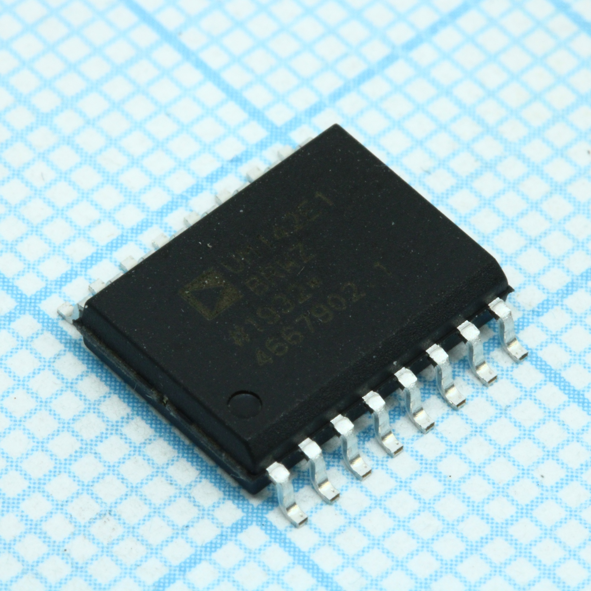 ADUM142E1BRWZ - Устойчивый к внешним воздействиям четырехканальный цифровой изолятор с разрешением выхода и 2 обратными каналами