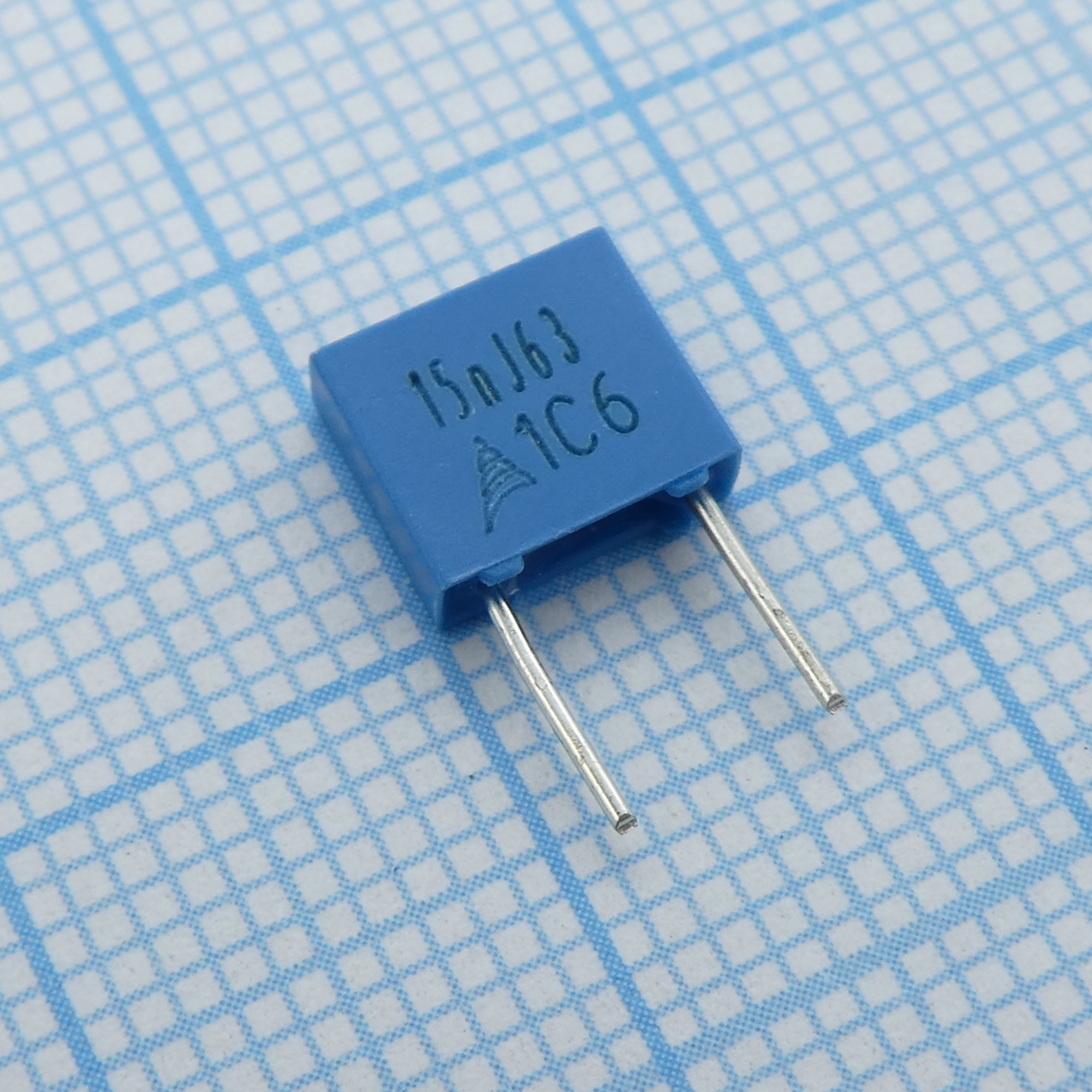 B32529C0153J - Конденсатор металлоплёночный полиэтилентерефталатный 0.015мкФ 63В ±5% (7.3х2.5х6.5мм) шаг выводов 5мм 125°С автомобильного применения россыпь