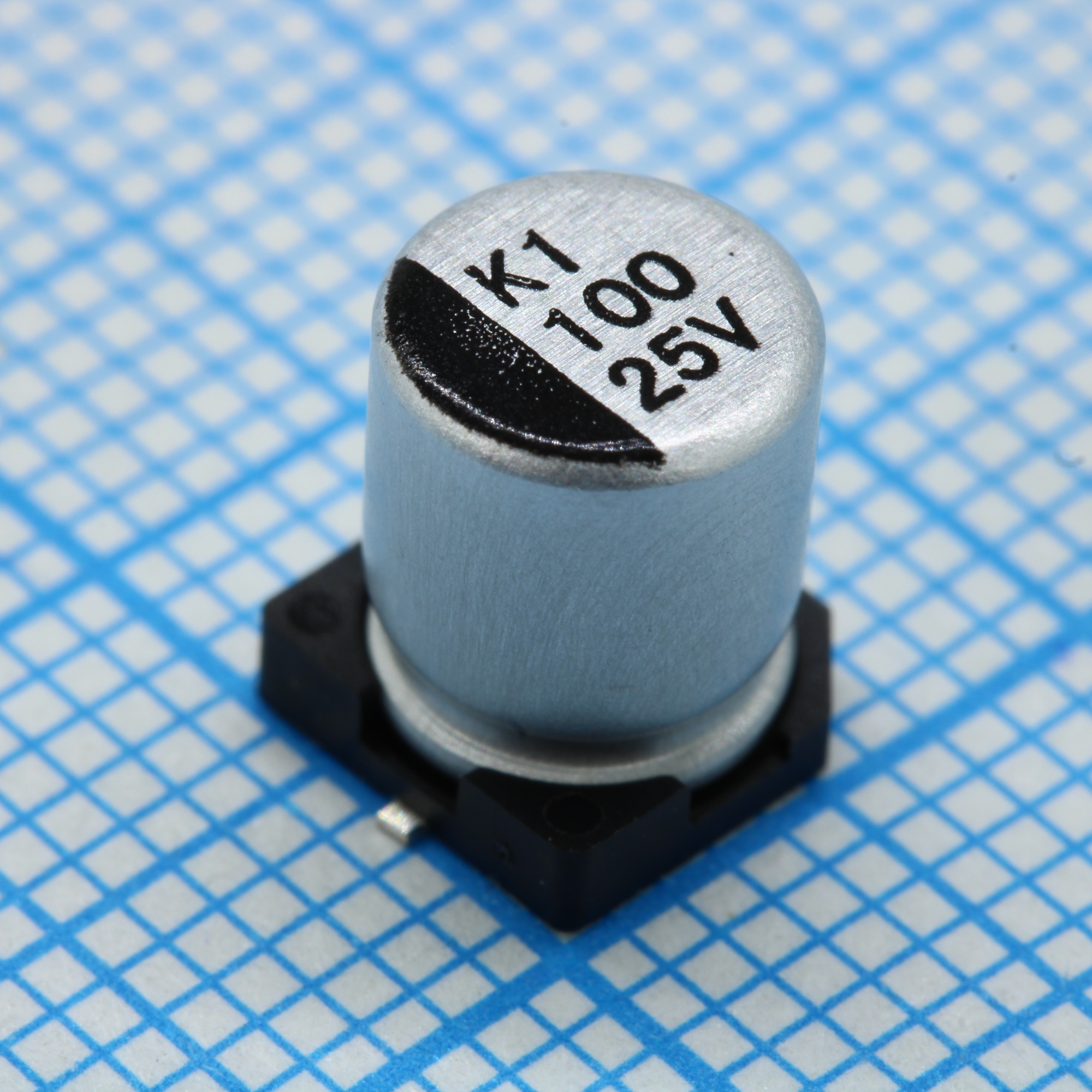 CK025M101E7DPKKKV00R - Конденсатор алюминиевый электролитический 100мкФ 25В ±20% (6.3х7.7мм) SMD 100мА 2000часов 105°С лента на катушке