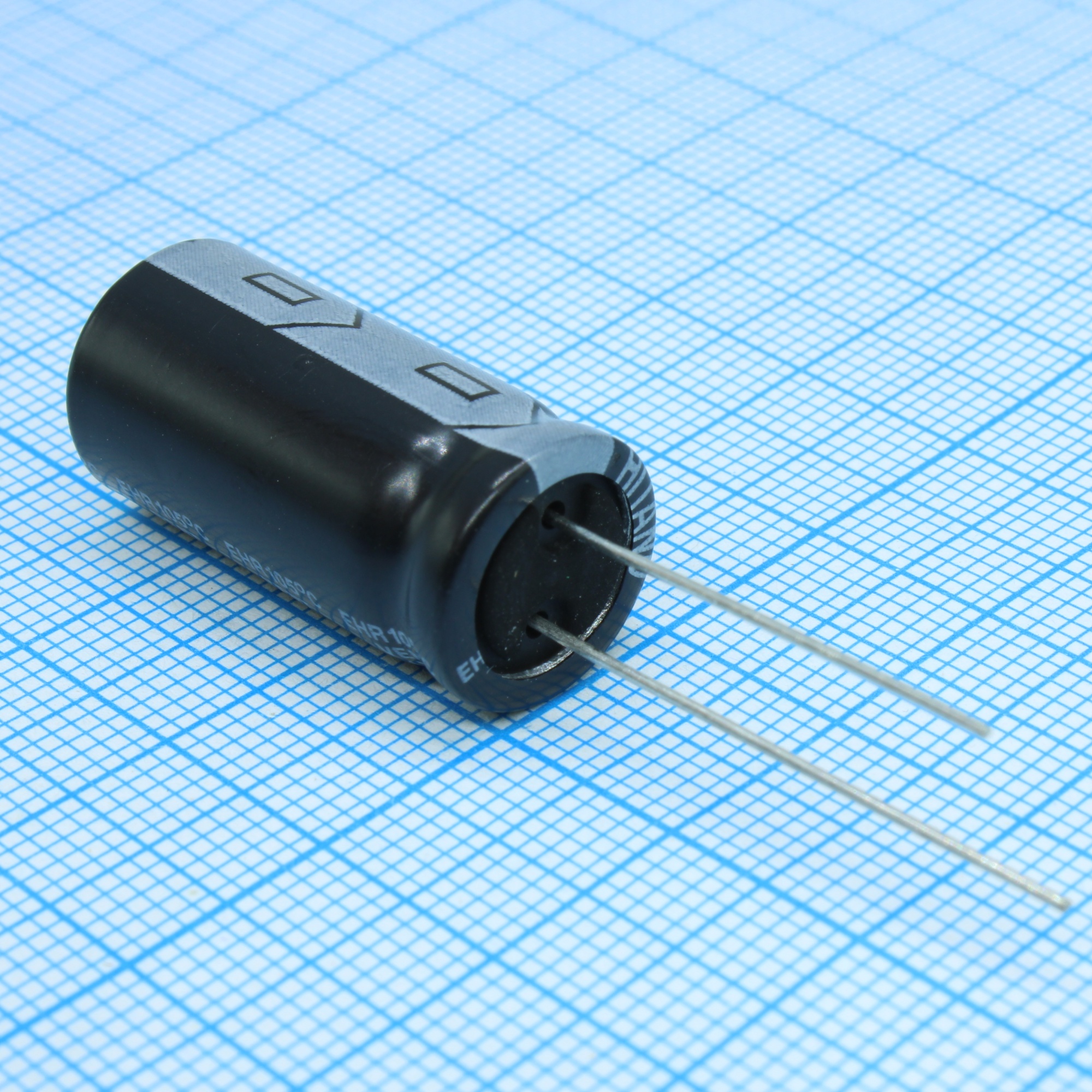 EHR470M2EBA - Конденсатор алюминиевый электролитический 47мкФ 250В  ±20% (13 х 26мм) радиальные выводы 5мм 240мА 2000час 105°С россыпь