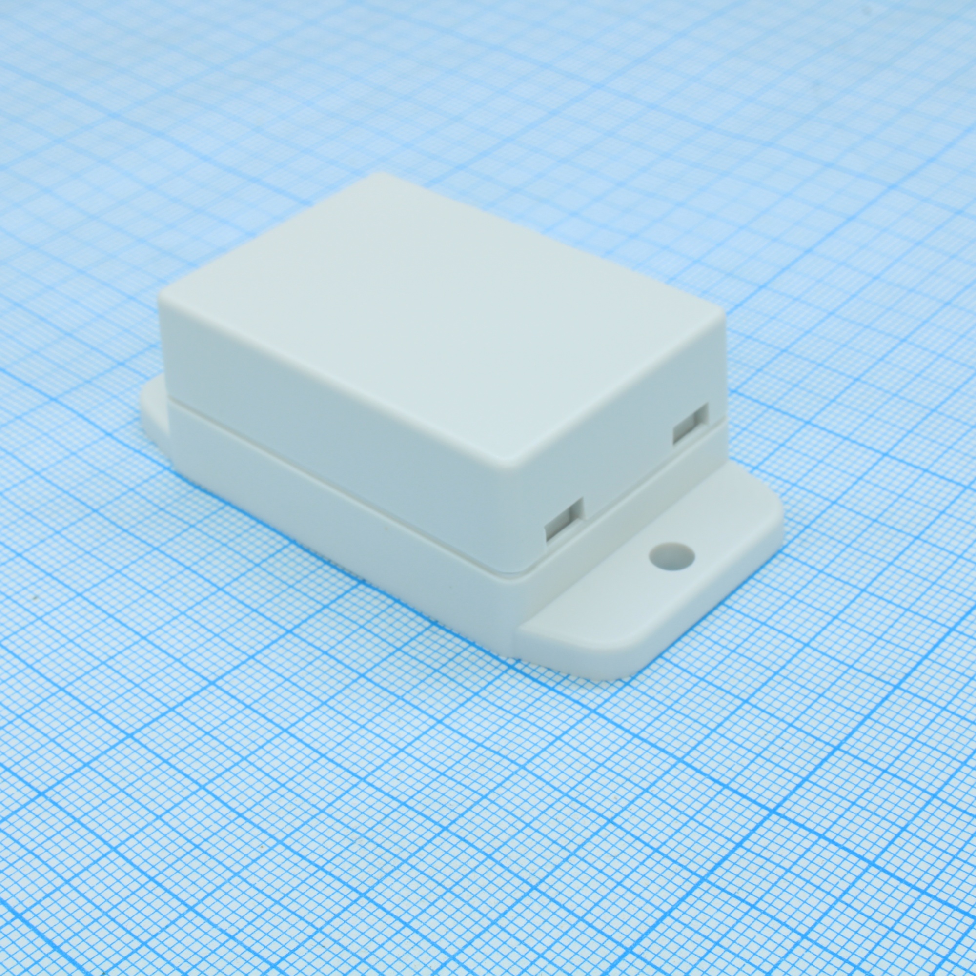 NUB503522WH - Пластиковый корпус белого цвета из высокопрочного пластика с фланцами