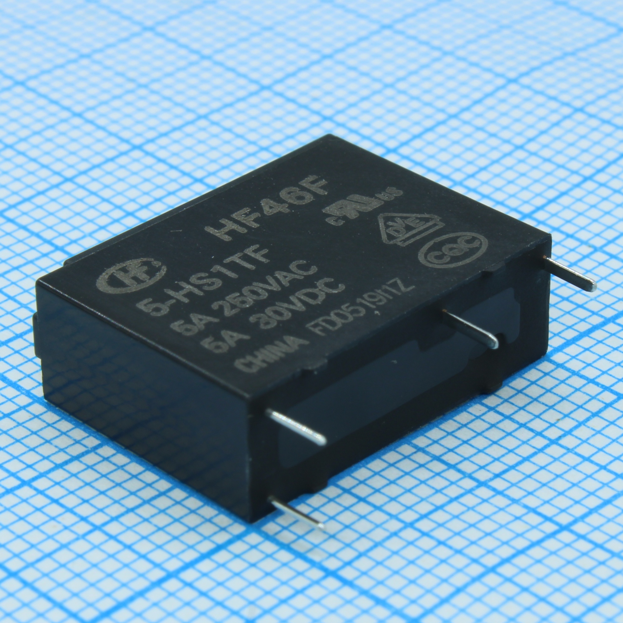 HF46F/5-HS1TF - Реле силовое 5A один контакт на замыкание монтаж в отверстие