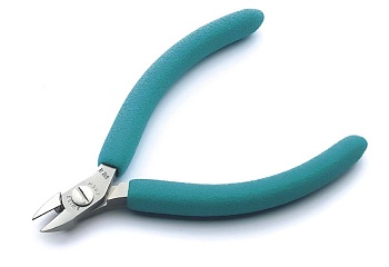 612N - Стандартный срез, высококачественная инструментальная сталь, полированные, электростатически безопасны. Маленькая головка. Перекусывает: проволока средней жесткости – 0,8 мм, жесткая – 0,5 мм, Cu – 1,3мм; длина 110 мм, 48 гр