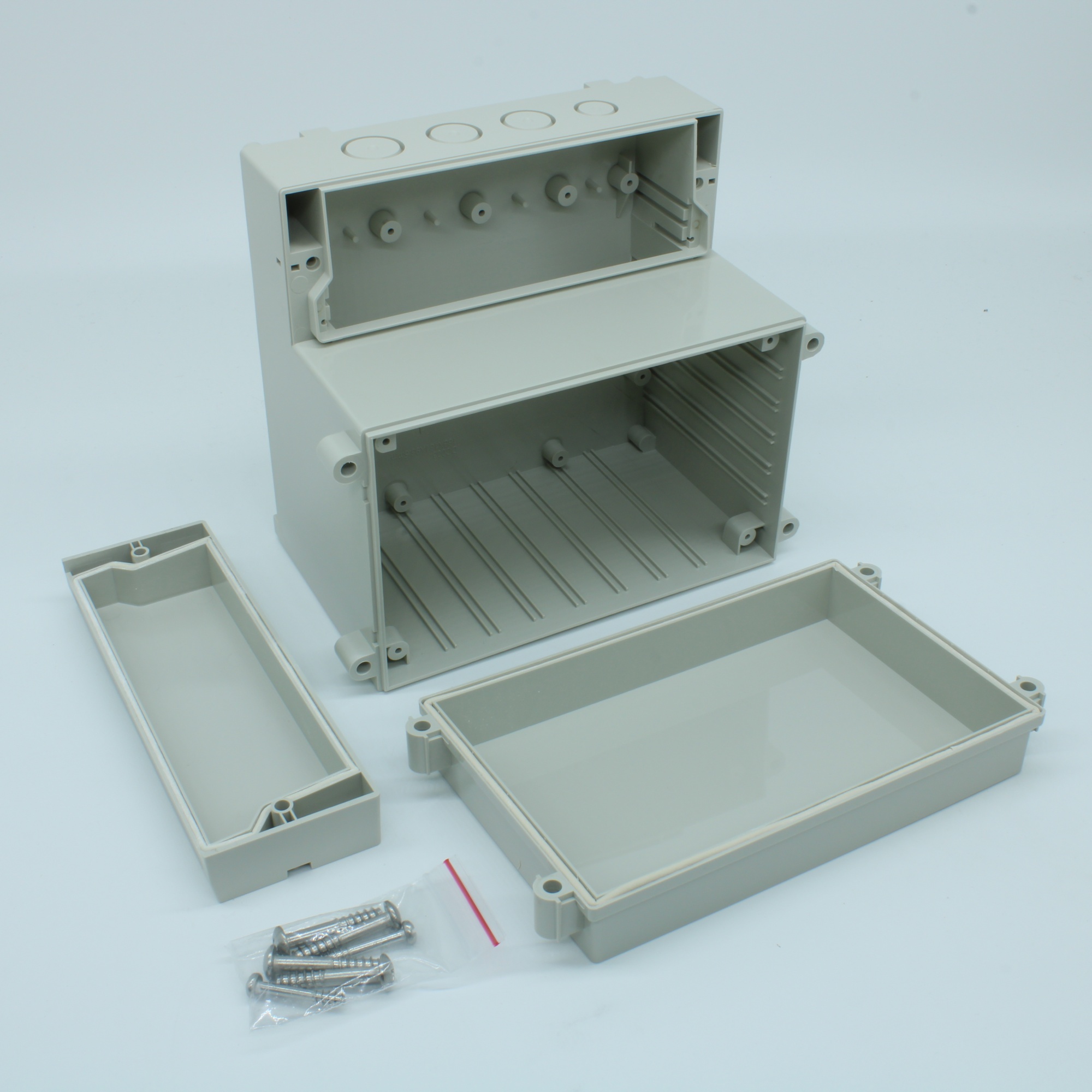 DC003LGNO - Двухсекционный корпус IP65 с крышкой на винтах, ABS пластик светло-серый