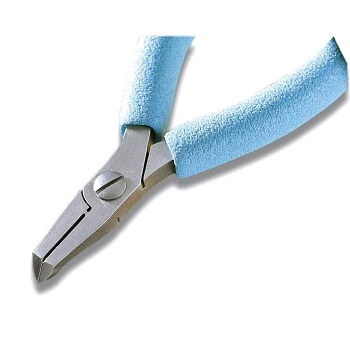 555E - Тонкие кусачки с наклонной формой рабочей поверхности под углом 35°, плоский срез, высококачественная инструментальная сталь, электростатически безопасны. Перекусывает: проволока средней жесткости –0,6 мм, Cu – 1,3 мм; 120 мм, 68 г