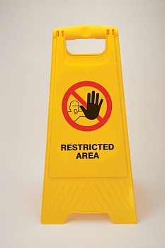 gws256706 - Пластиковая предупреждающая стойка. Цвет  - желтый. Надпись красно/черная «RESTRICTED AREA». Высота 660мм.