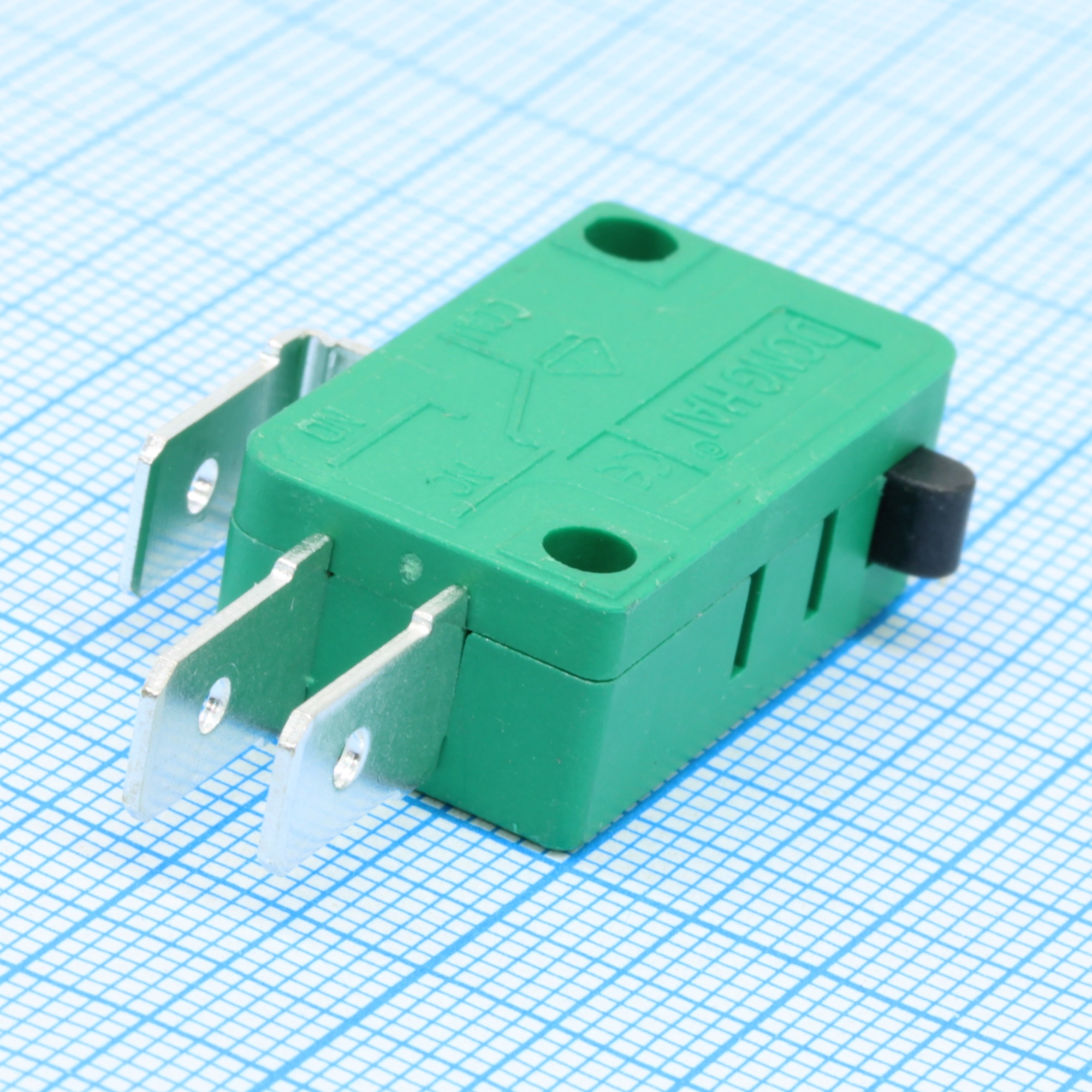 L-KLS7-KW3-0Z-A113013L - Микропереключатель кнопочный ON-(ON), до 5 А (ножевые контакты)