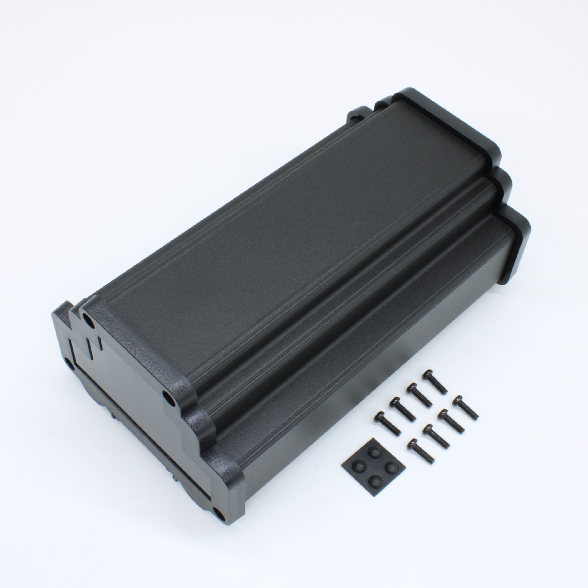 ALUD9MG-PBK-V0 - Прочный корпус на DIN-рейку. В комплектацию входит алюминиевая база, торцевые панели из поликарбоната, винты и ножки.

Корпуса могут оснащаться прозрачными или ИК панелями.