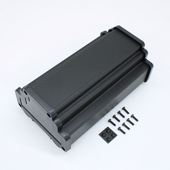 ALUD9MG-PBK-V0 - Прочный корпус на DIN-рейку. В комплектацию входит алюминиевая база, торцевые панели из поликарбоната, винты и ножки.

Корпуса могут оснащаться прозрачными или ИК панелями.