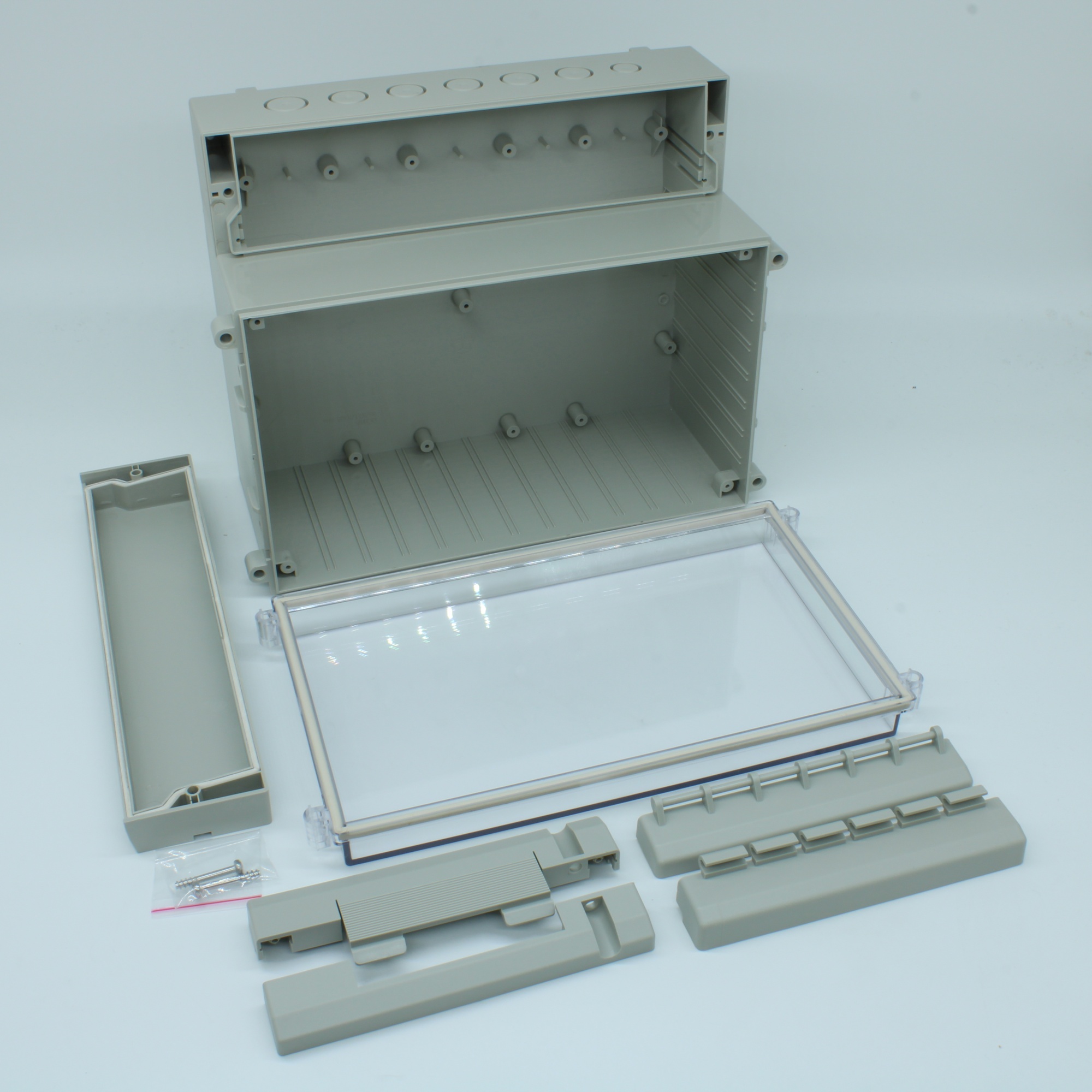 DC007CUL - Двухсекционный корпус IP65 с откидной прозрачной крышкой, база ABS светло-серая, крышка из поликарбоната