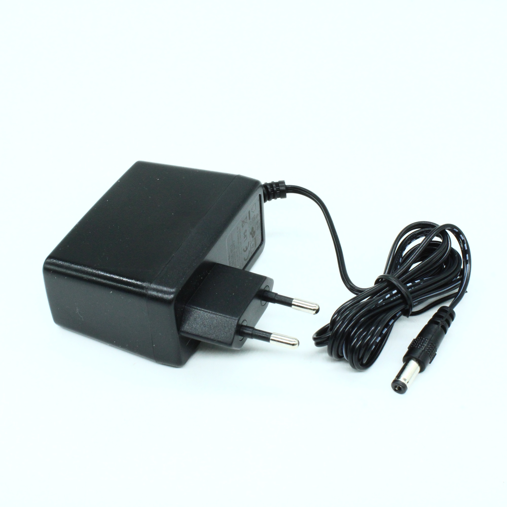 GS15E-4P1J - AC-DC, 15Вт, сетевой адаптер, выход 15В/1A, вход 90...264B AC 47...63 Гц, 135...370B DC,  изоляция 3000B AC, 37x71x50мм, 0...+50°С, евровилка, выходной разъем 11мм, диам. 5.5х2.1мм