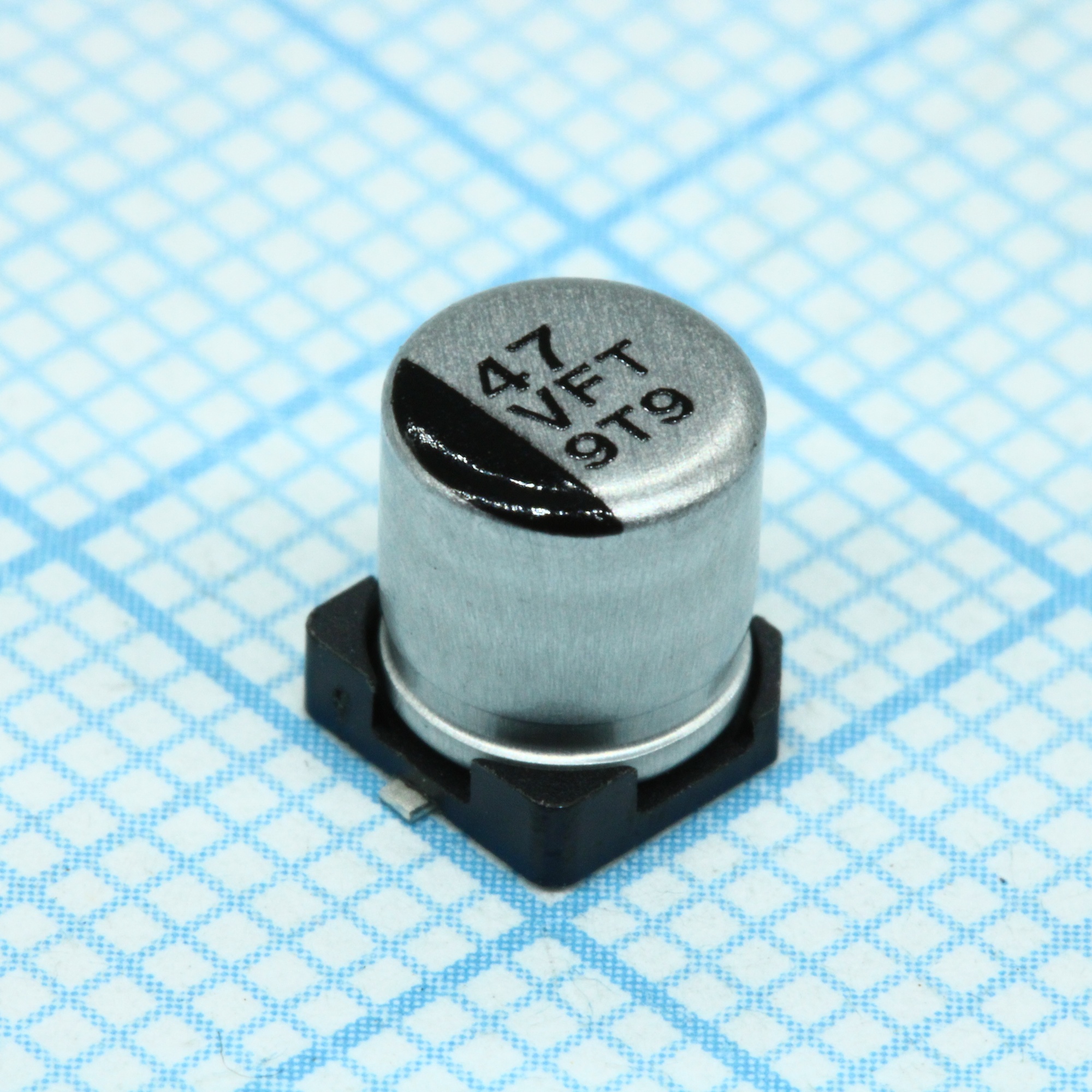 EEEFT1V470AR - Конденсатор алюминиевый электролитический 47мкФ 35В ±20% (5 X 5.8мм) для поверхностного монтажа 0.36 Ом 240мА 2000час 105°С автомобильного применения лента на катушке