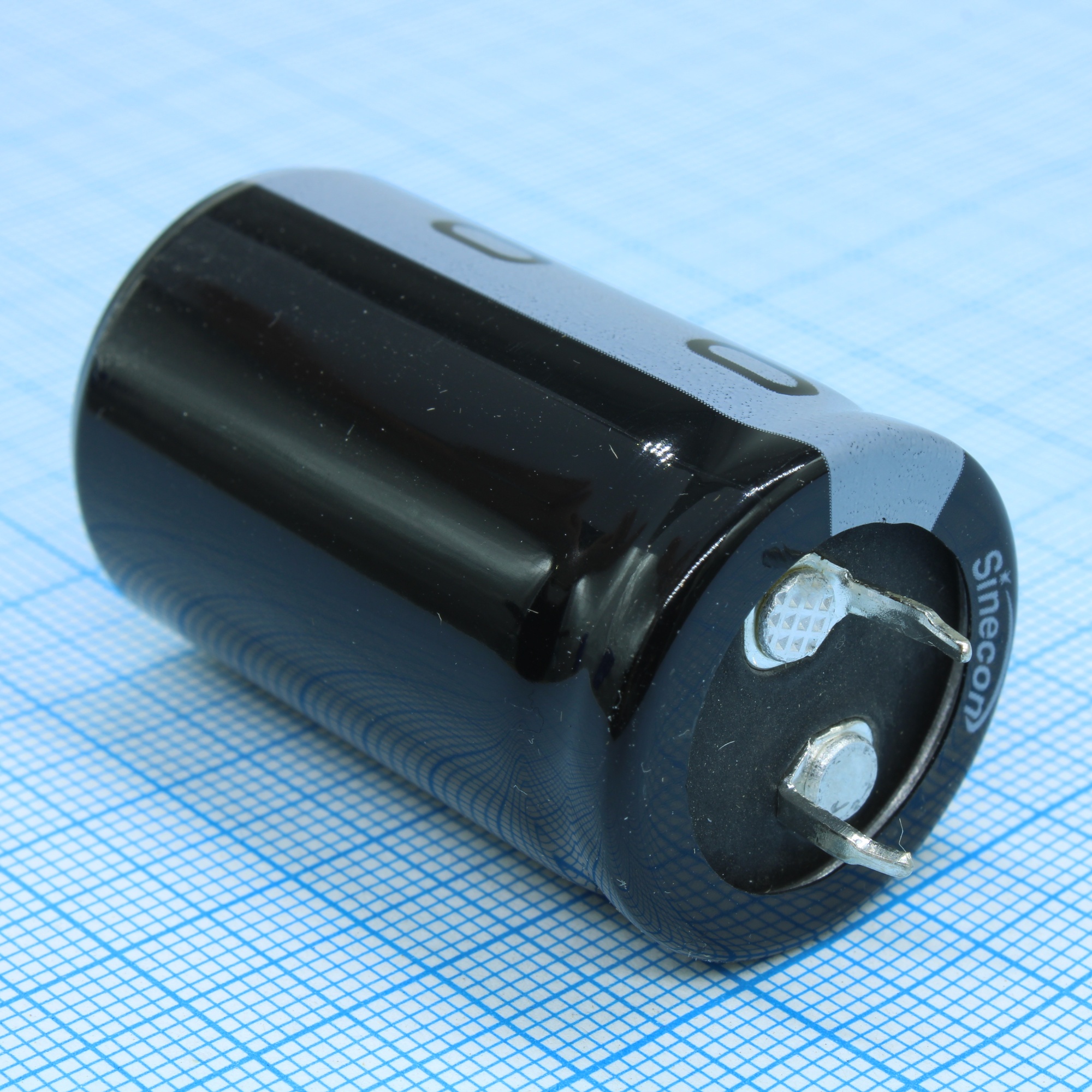 LHF681M2D2540CZVG2S00 - Конденсатор алюминиевый электролитический с защелкиваемыми выводами 680мкФ 200В ±20% (25 X 40мм)  выводы 10мм 0.16 Ом 3500мА 2000час 105°С россыпь