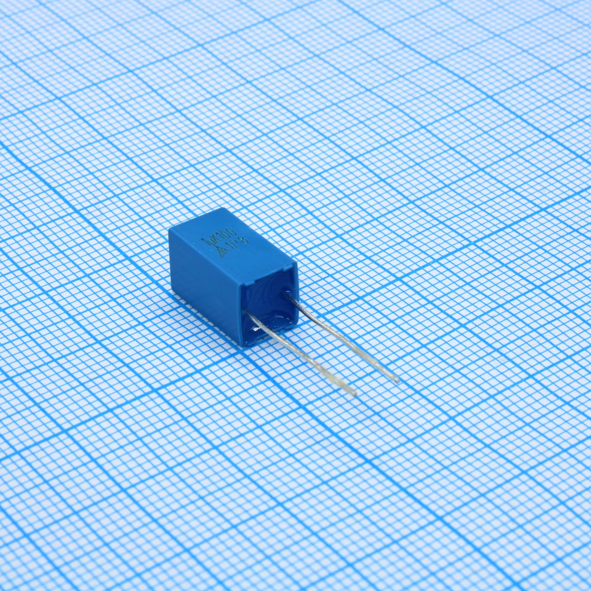B32529D1105K289 - Конденсатор металлоплёночный полиэтилентерефталатный 1мкФ 100В ±10% (7.8х7.8х13мм) шаг выводов 5мм 125°С автомобильного применения лента в коробке