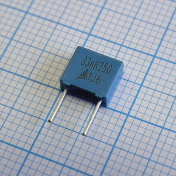 B32529C3333K - Конденсатор металлоплёночный полиэтилентерефталатный 0.033мкФ 250В ±10% (7.3х3х6.5мм) шаг выводов 5мм 125°С автомобильного применения россыпь