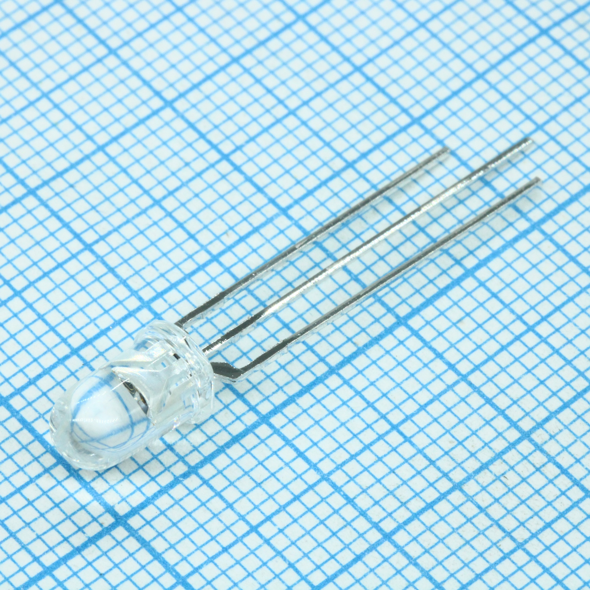 L-59SEJ3ZGGC-CA - Светодиод 5мм/красный/625нм/2300-3100мкд - зеленый/525нм/7000-9000мкд/прозрачный/20°