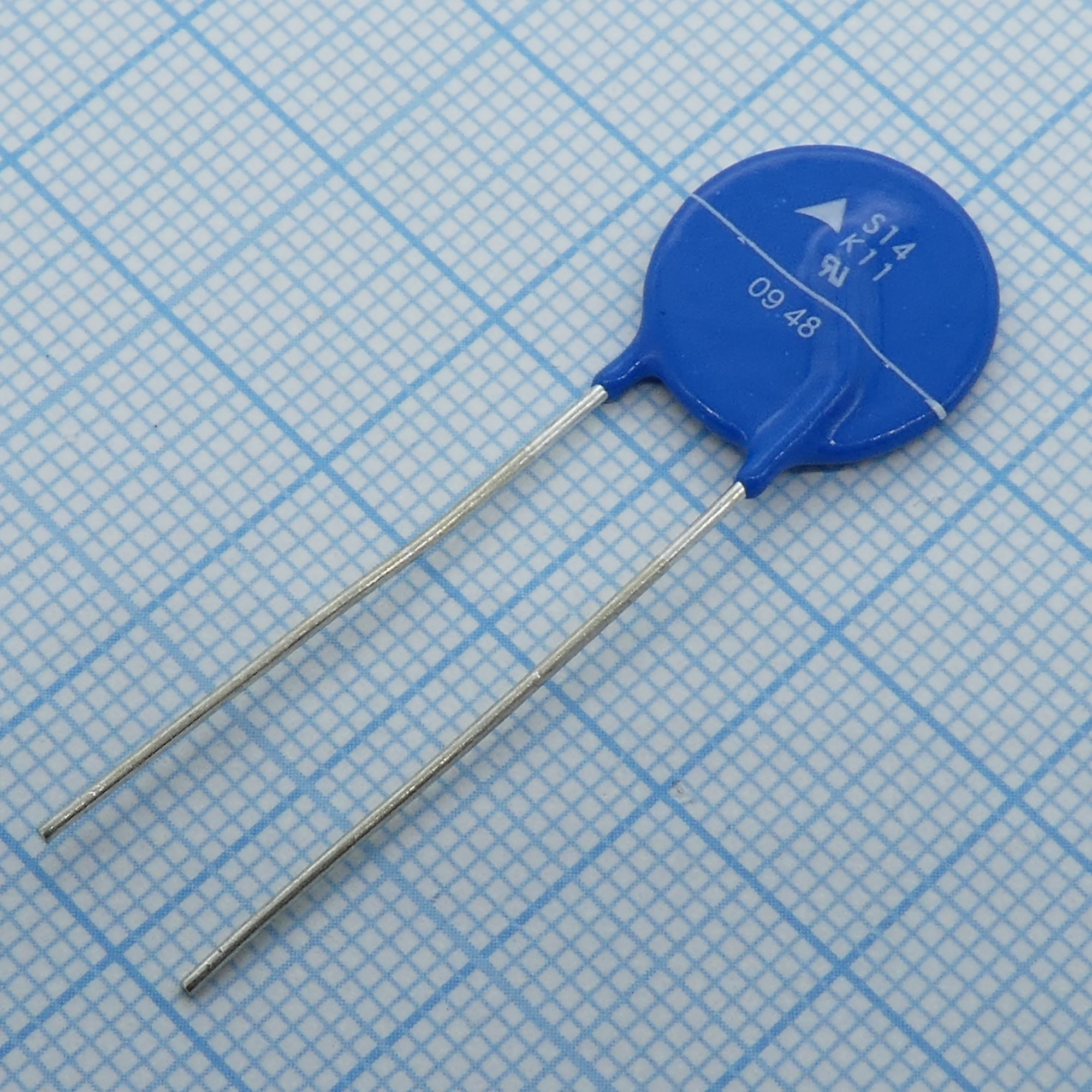 B72214S0110K101 - Варистор 11Vac/14Vdc, 1000A, 18V(1mA), 3.2W  радиальные выводы, россыпь