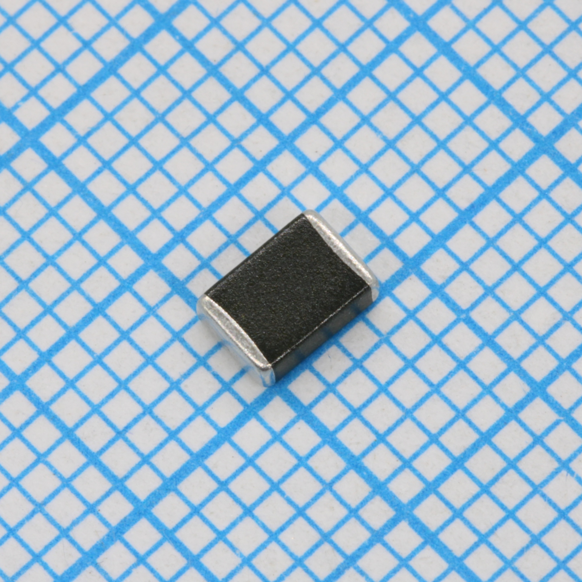 B72580E350K62 - Варистор многослойный 35В переменного тока/45В постоянного тока 500A 56В предел 1812 ЧИП автомобильного применения лента на катушке